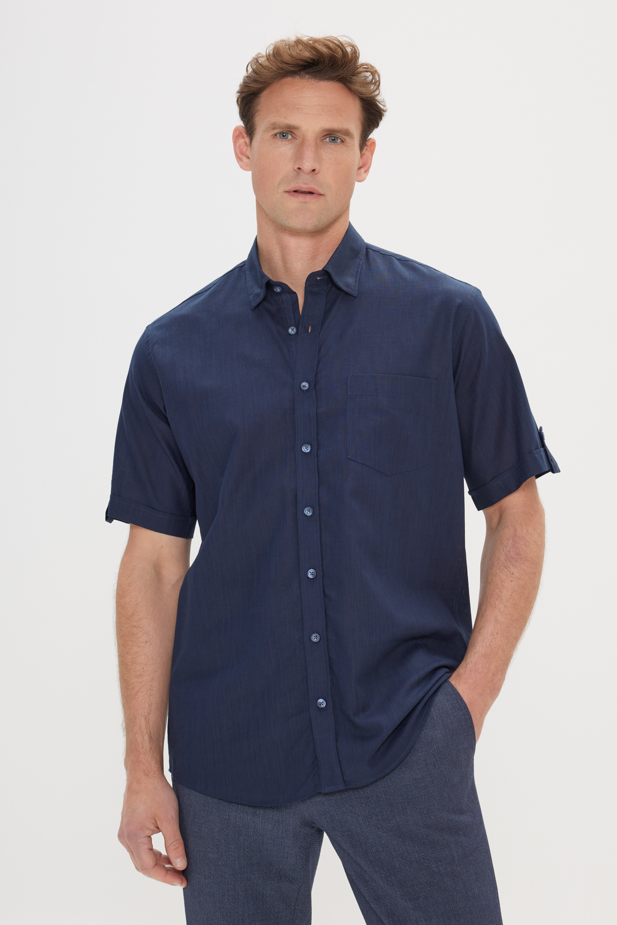AC&Co / Altınyıldız Classics Men's Navy Blue Comfort Fit Comfy Cut Buttoned Collar Linen-Looking 100% Cotton Short Sleeve Shirt.