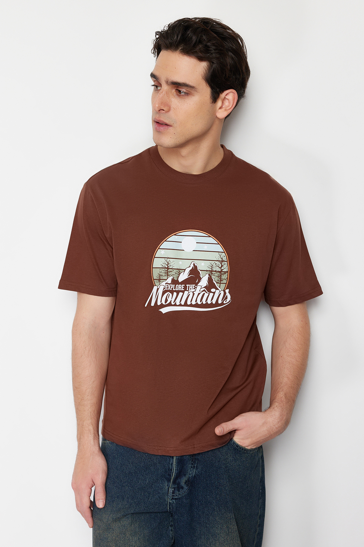Levně Trendyol Brown Relaxed/Casual-Fit Scenery-Text Printed 100% Cotton T-Shirt