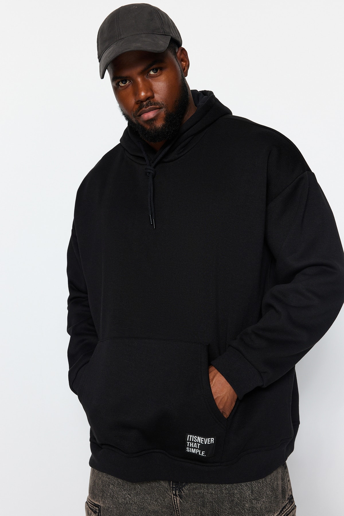 Levně Trendyol Black Plus Size Basic Comfortable Hooded Labeled Fleece Cotton Sweatshirt
