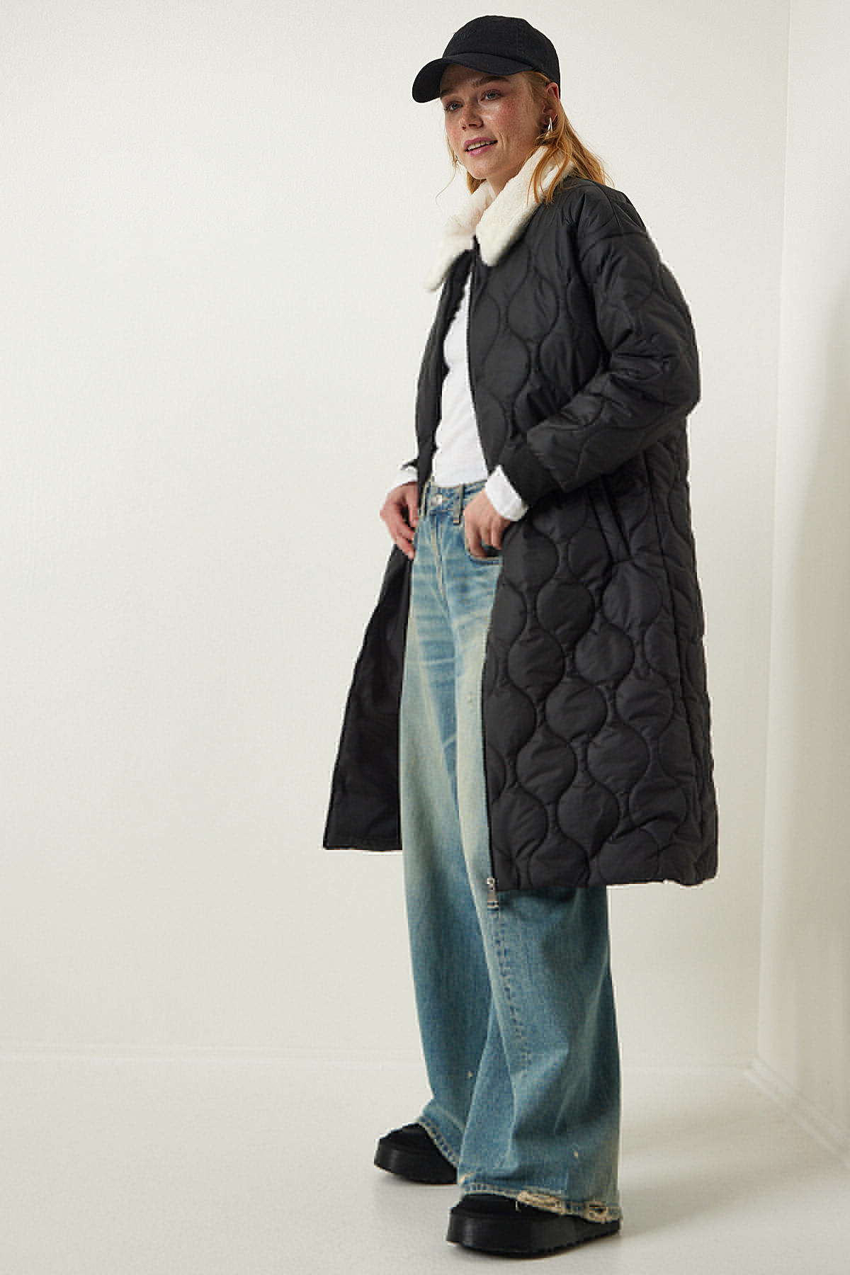 Levně Happiness İstanbul Black Fur Collar Quilted Coat