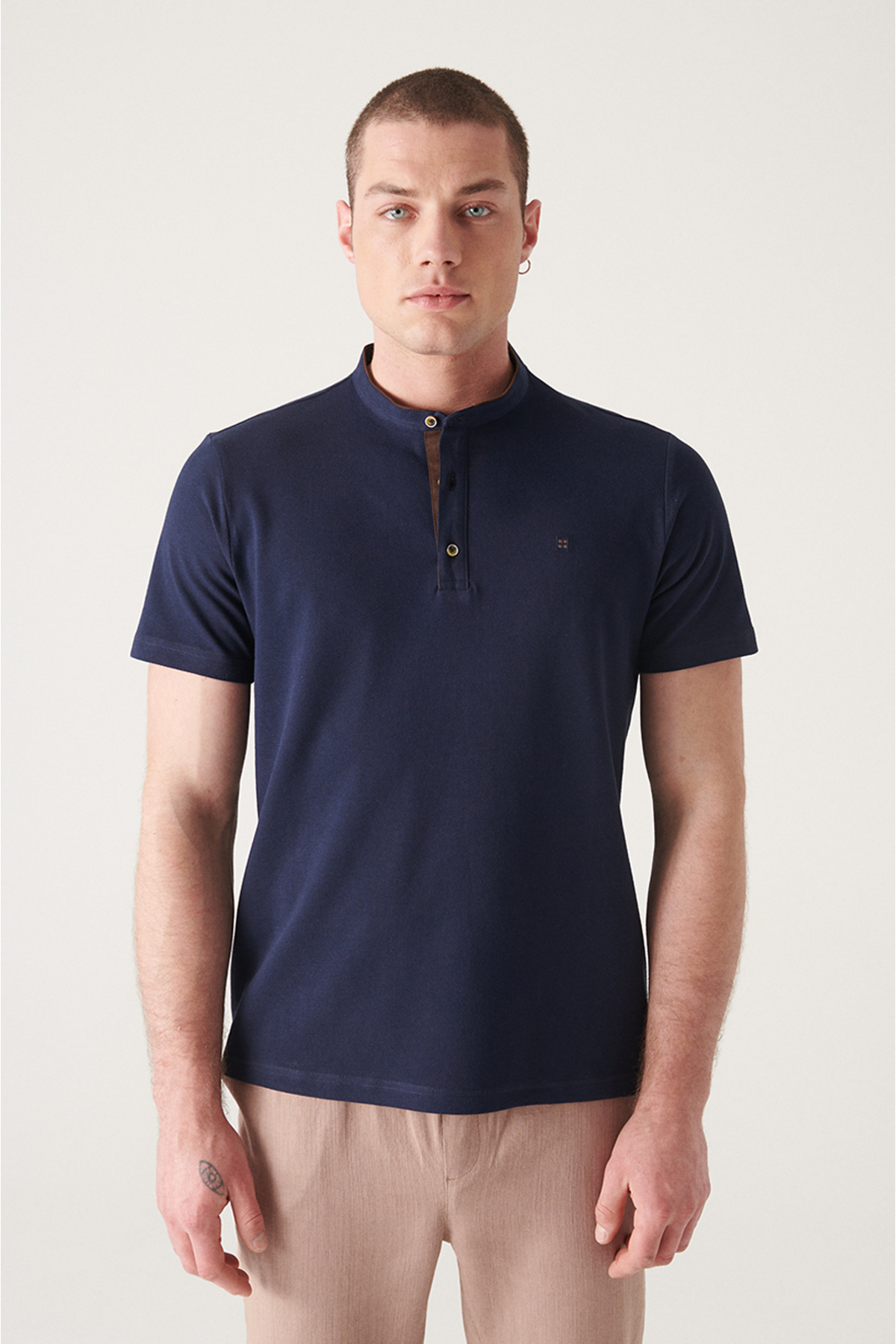 Avva Men's Navy Blue Suede Detailed Large Collar T-shirt