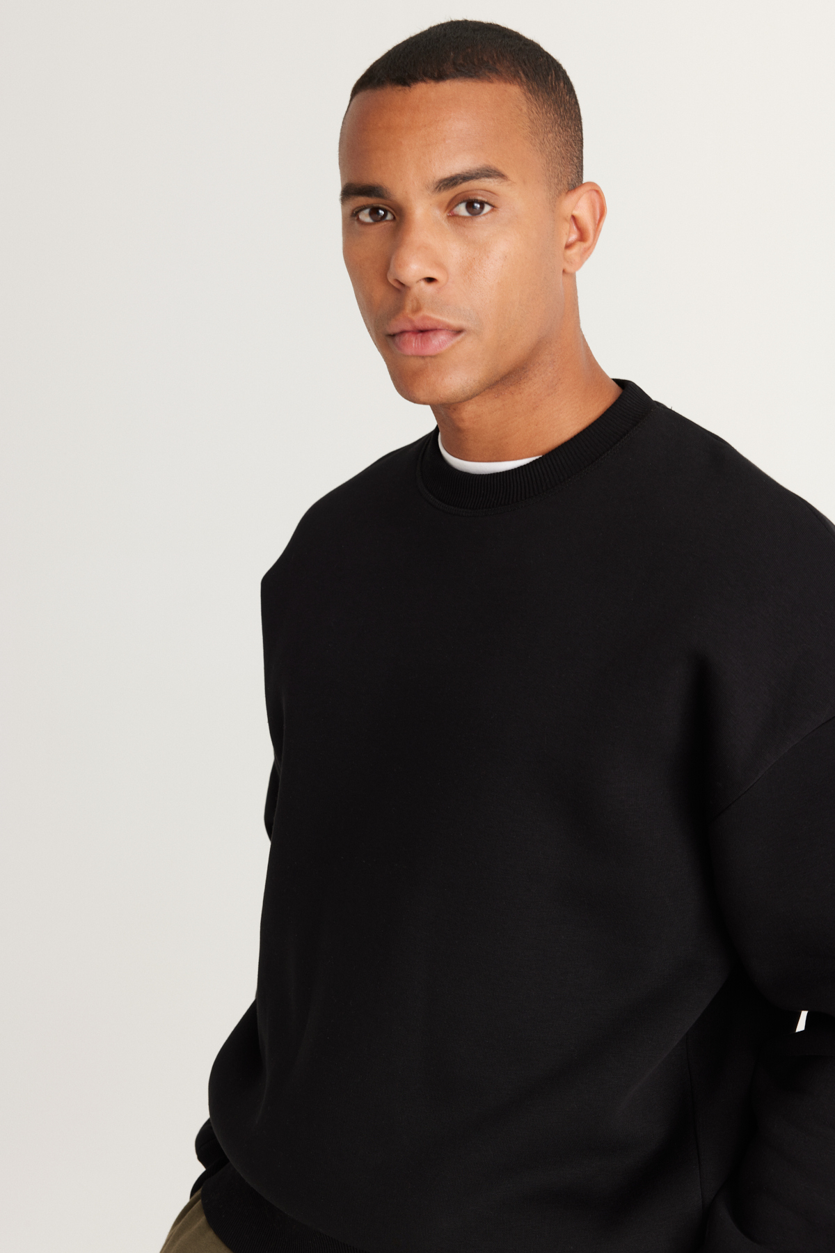 Levně AC&Co / Altınyıldız Classics Men's Black Oversize Fit Wide Cut Cotton Fleece 3 Thread Crew Neck Sweatshirt