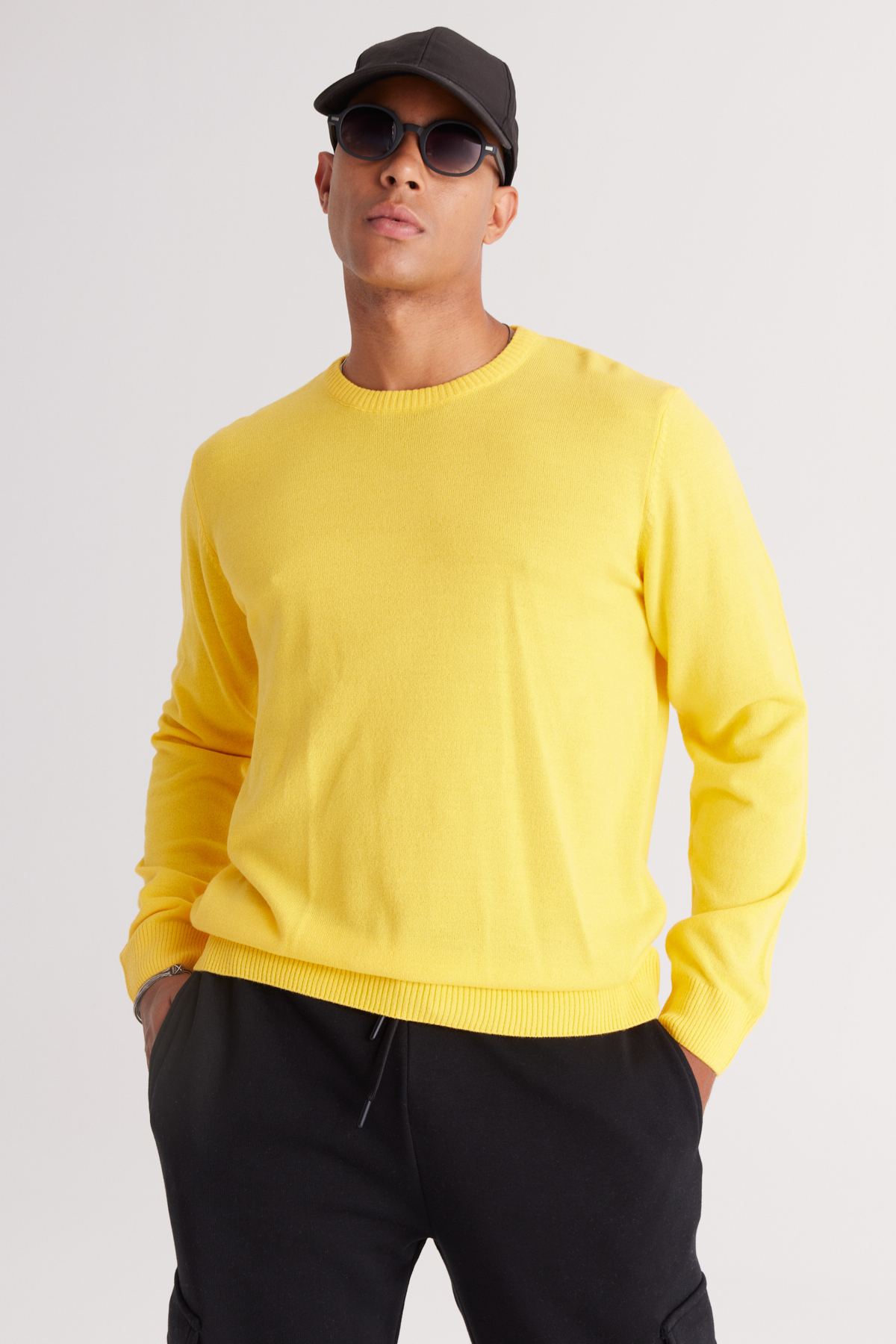 Levně AC&Co / Altınyıldız Classics Men's Yellow Standard Fit Normal Cut Crew Neck Sweater.
