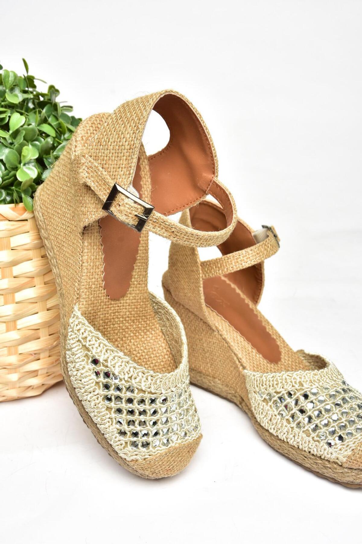 Levně Fox Shoes P241612040 Women's Beige Stone Wedge Heel Shoes