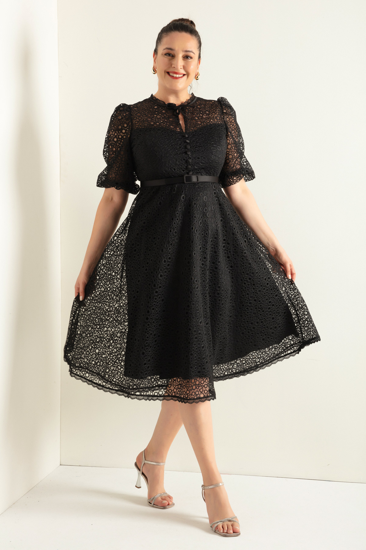 Levně Lafaba Women's Black Lace Plus Size Midi Evening Dress