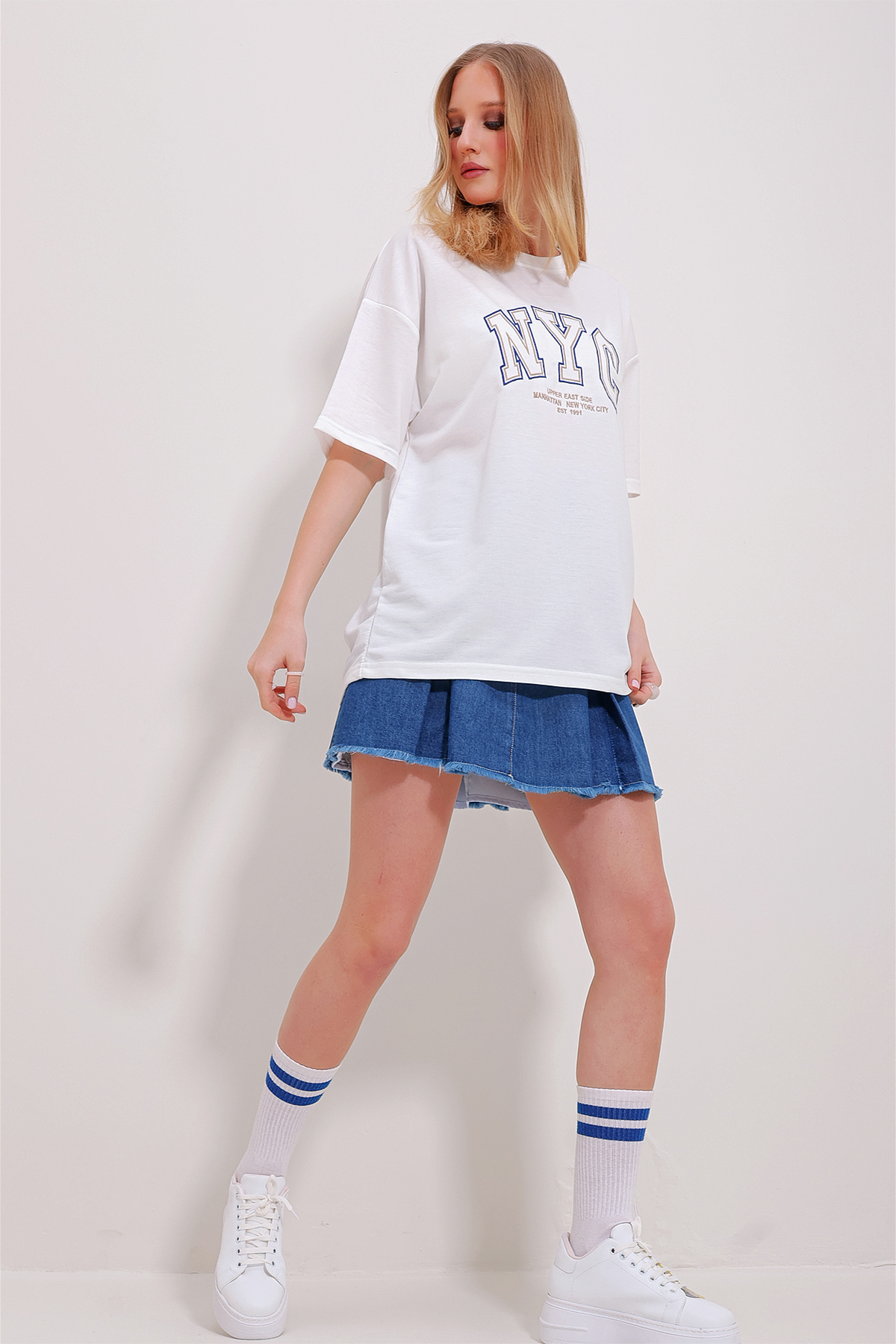 Levně Trend Alaçatı Stili Women's White Crew Neck Two Thread Embroidered Oversize Unisex T-Shirt