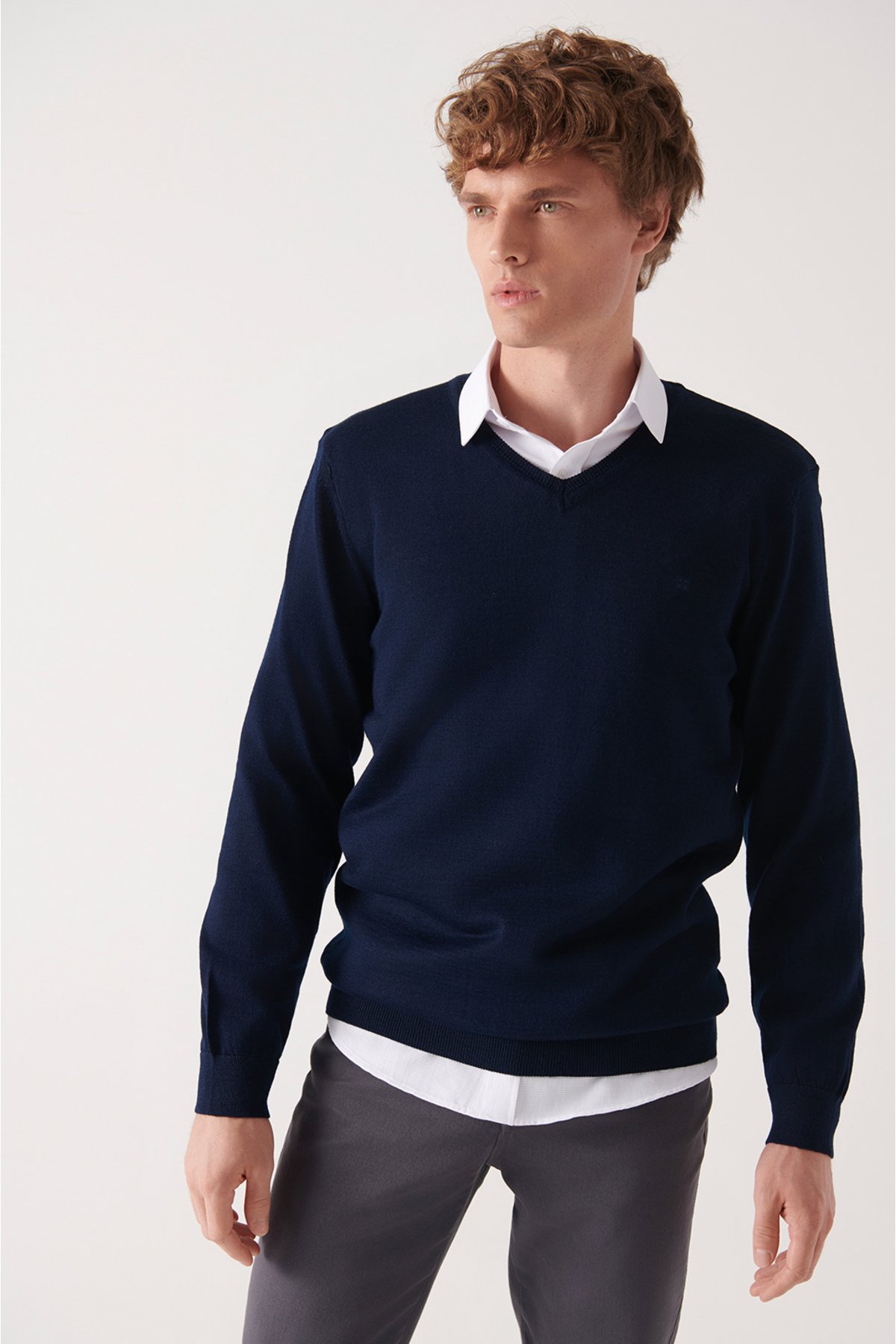 Levně Avva Men's Navy Blue V Neck Wool Blended Regular Fit Knitwear Sweater