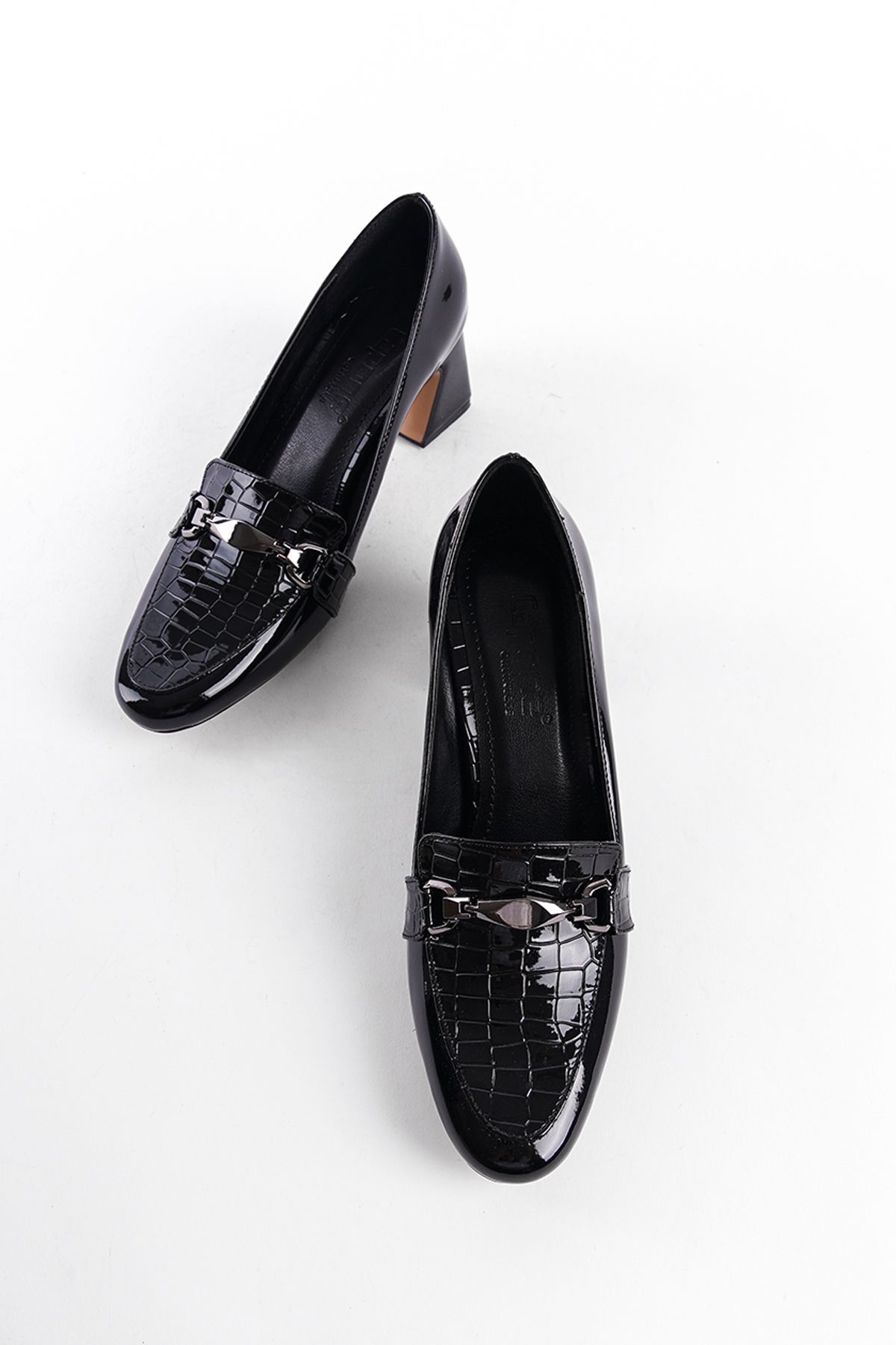 Capone Outfitters Medium Heel Metal Buckled Crocodile Women's Shoes