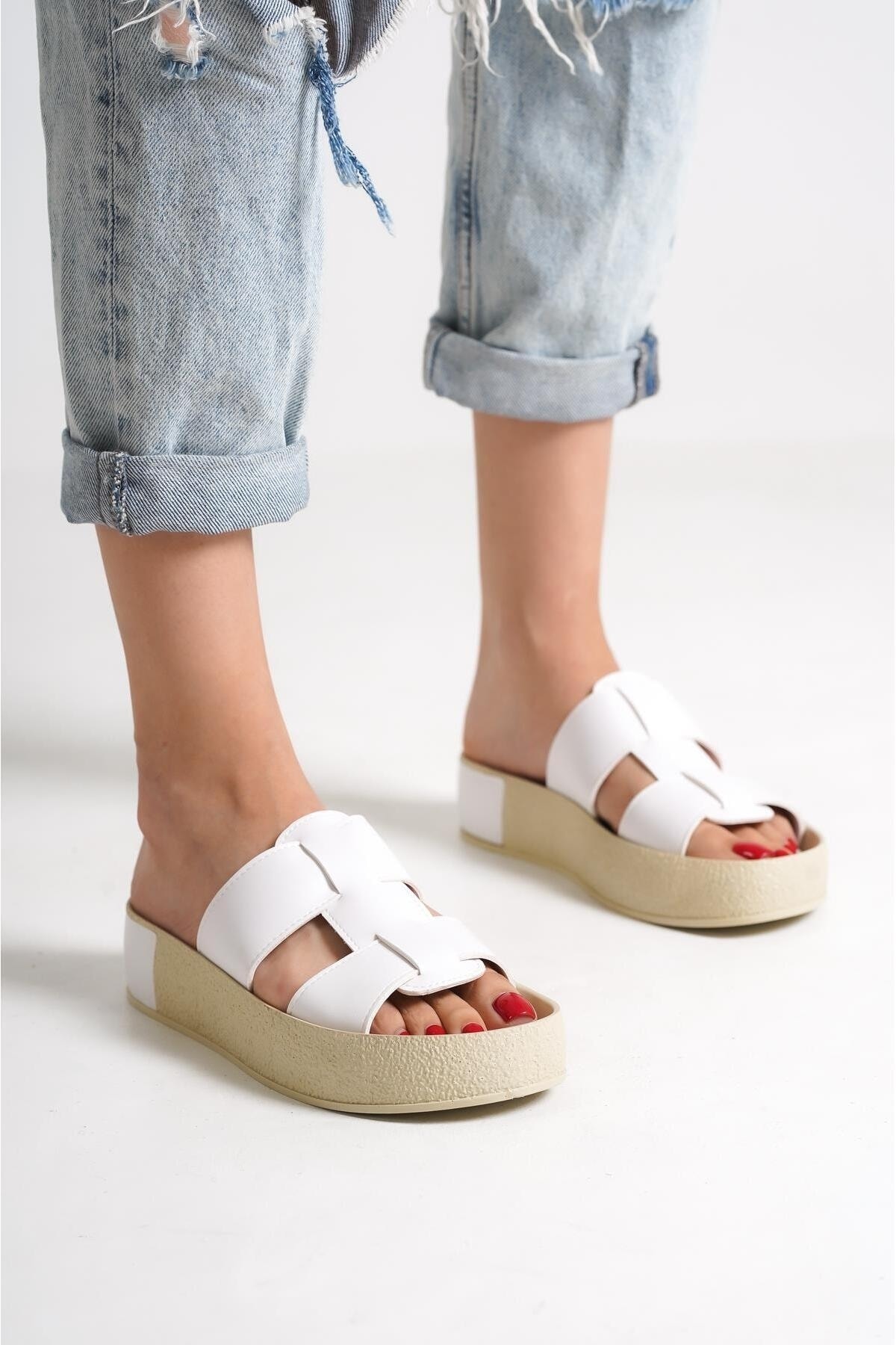 Levně Capone Outfitters Capone Gladiator Double Straps Colorful Detailed Wedge Heels White Women's Slippers.