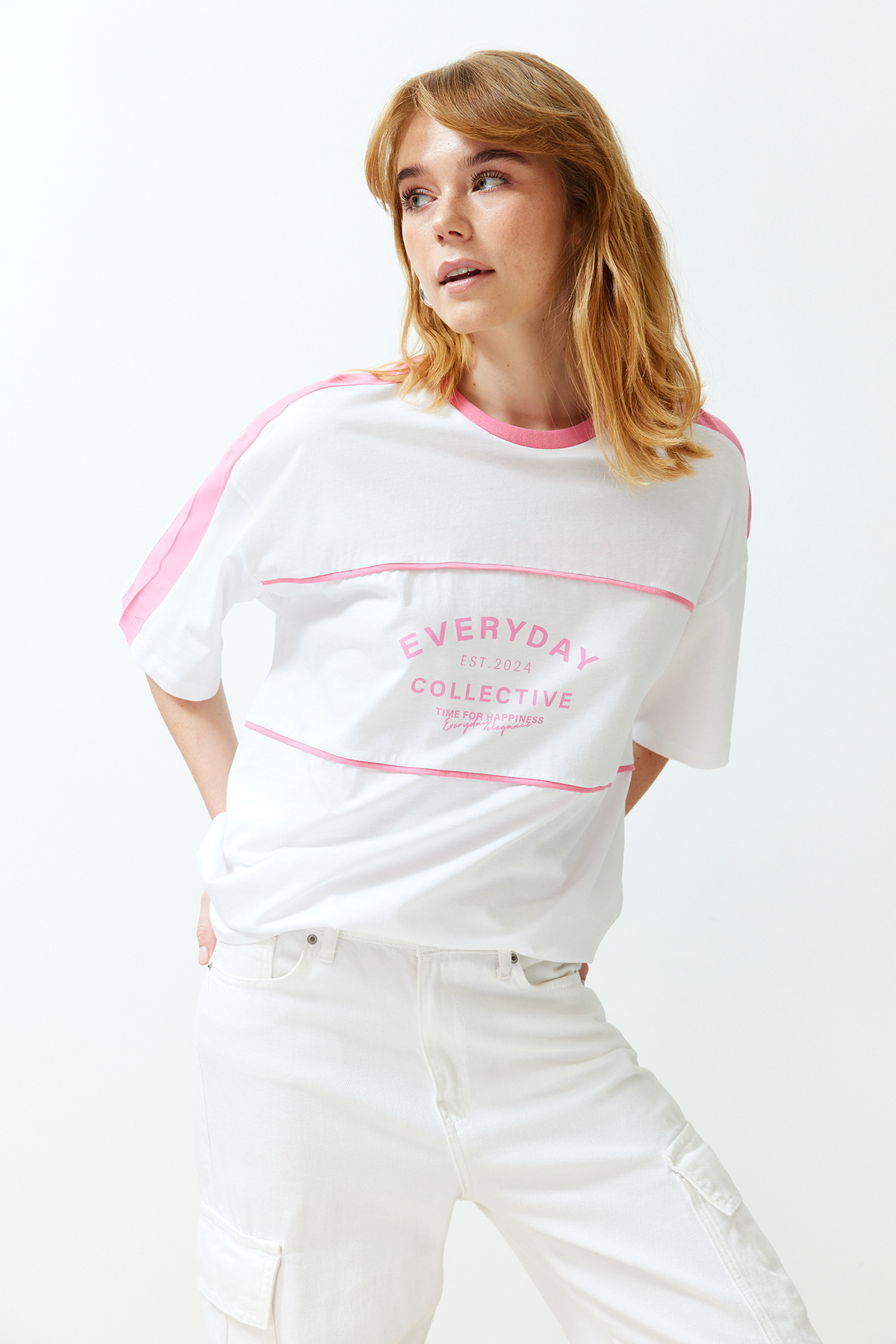 Levně Trendyol White 100% Cotton Color Block Slogan Oversize/Wide Fit Knitted T-Shirt