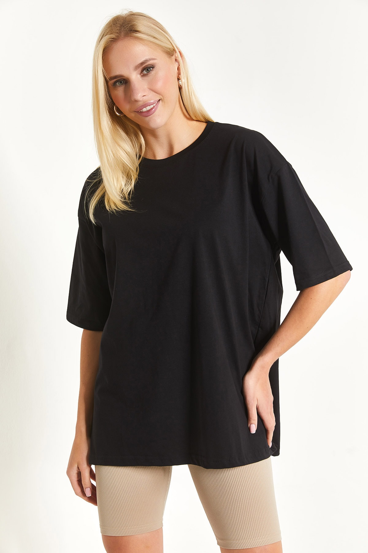 Levně armonika Women's Black Round Neck Oversize T-shirt