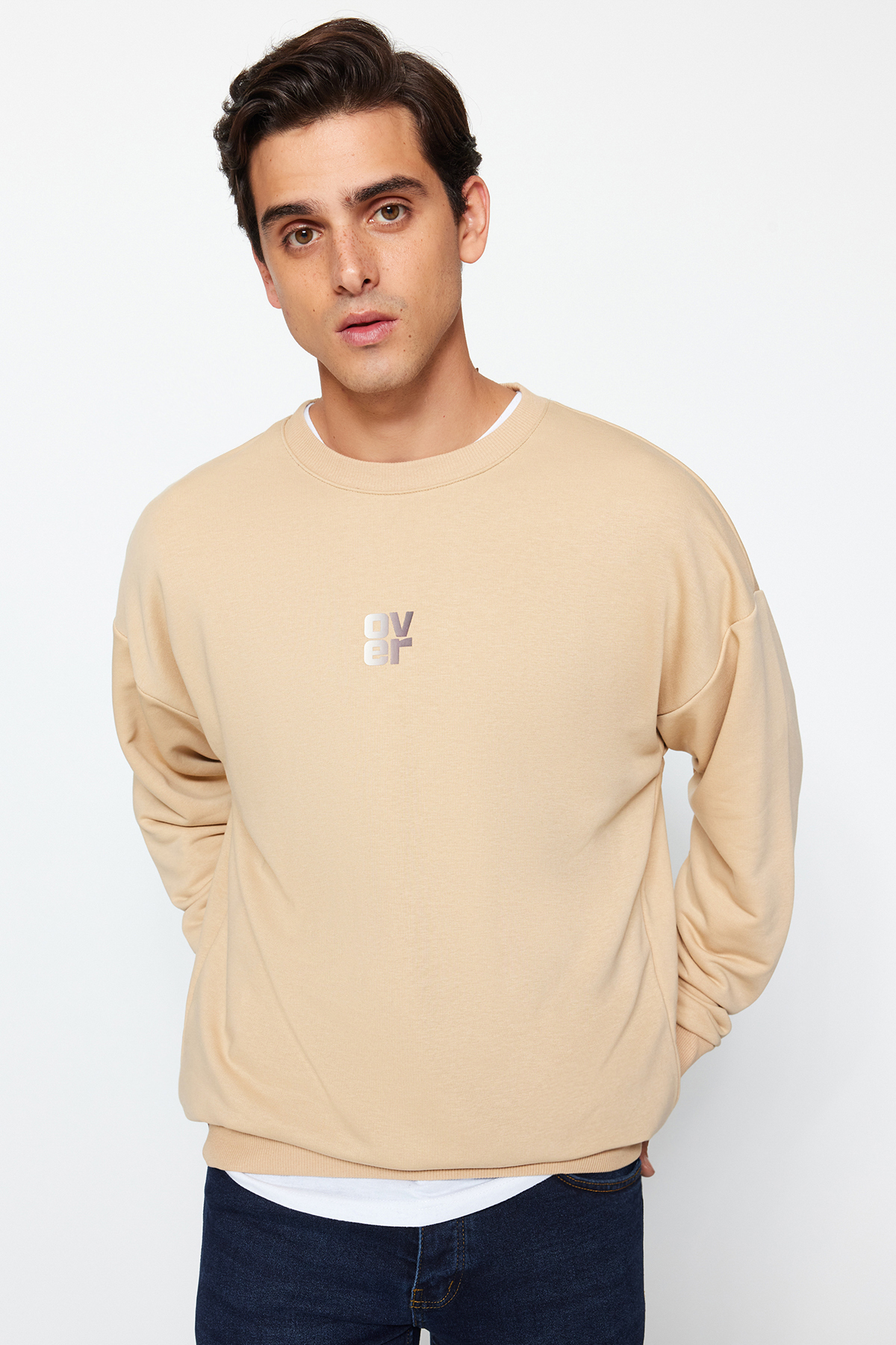 Levně Trendyol Beige Men's Oversize/Wide Cut Crew Neck Long Sleeve Text Printed Sweatshirt.