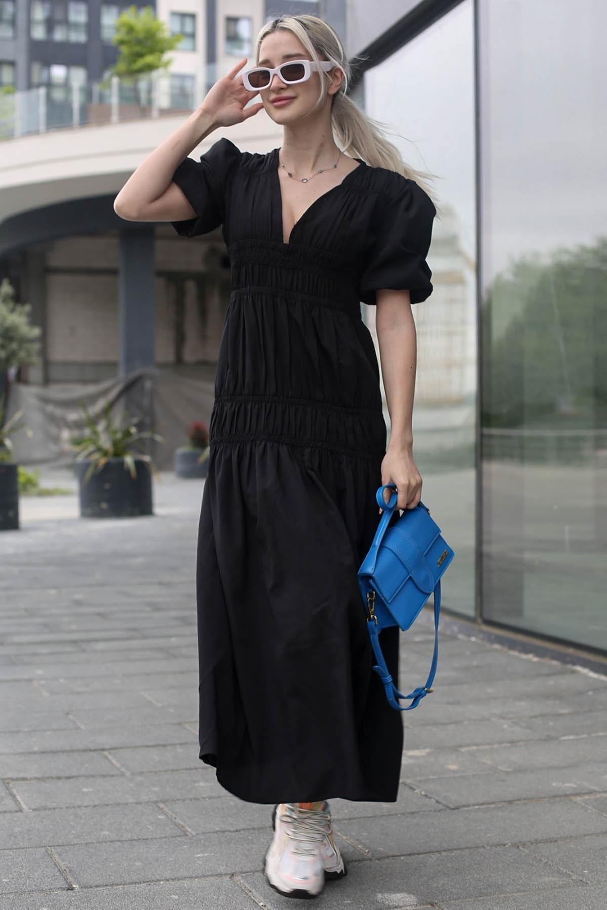 Levně Madmext Black V-Neck Shirring Detailed Long Basic Women's Dress