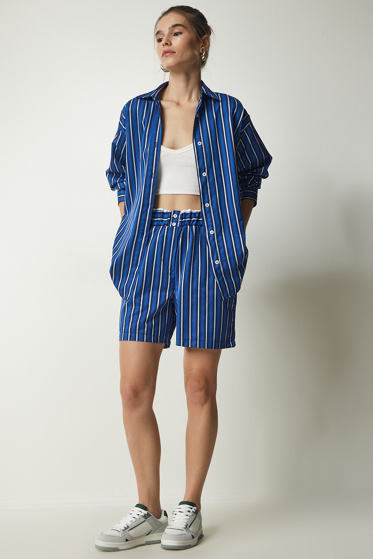 Levně Happiness İstanbul Women's Blue Striped Satin Surface Shirt Shorts Set