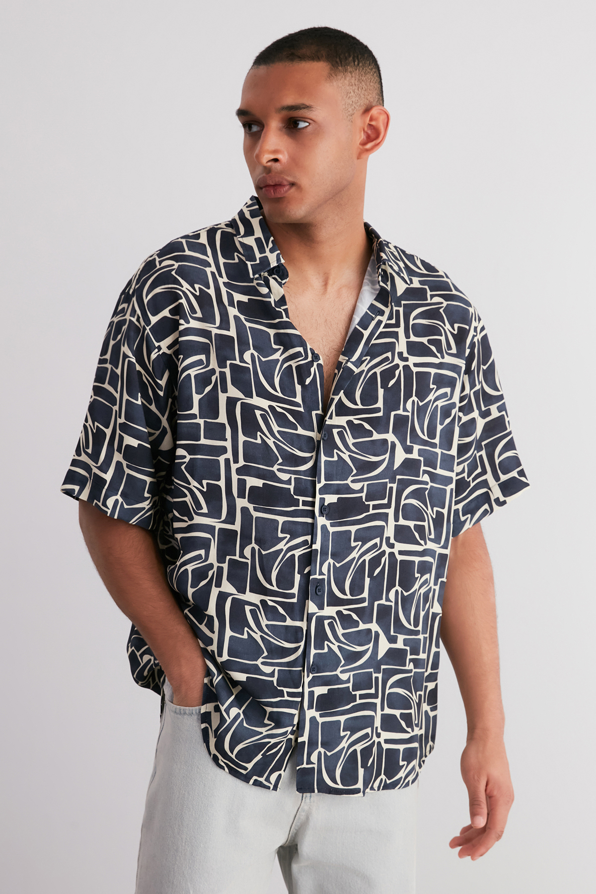 Levně Trendyol Navy Blue Oversize Fit 100% Viscose Patterned Short Sleeve Flowy Summer Shirt