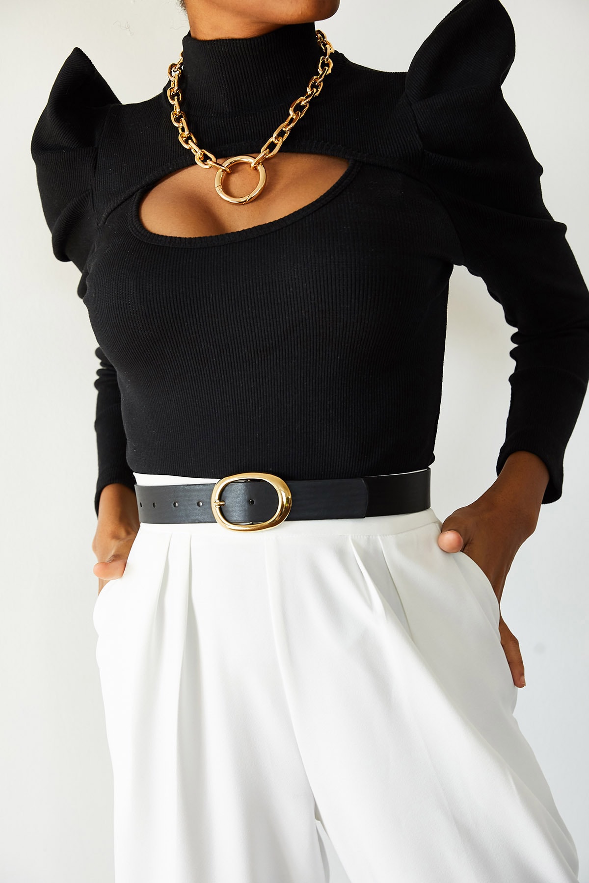 Levně XHAN Women's Black Degaje Detailed High Shoulder Blouse