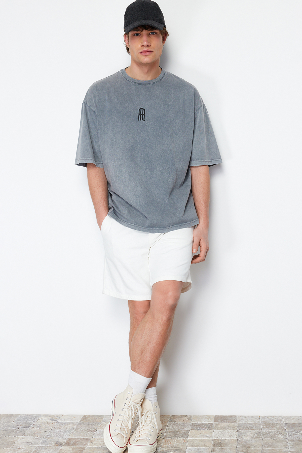 Levně Trendyol Gray Oversize/Wide Cut Antique/Pale Effect 100% Cotton T-shirt