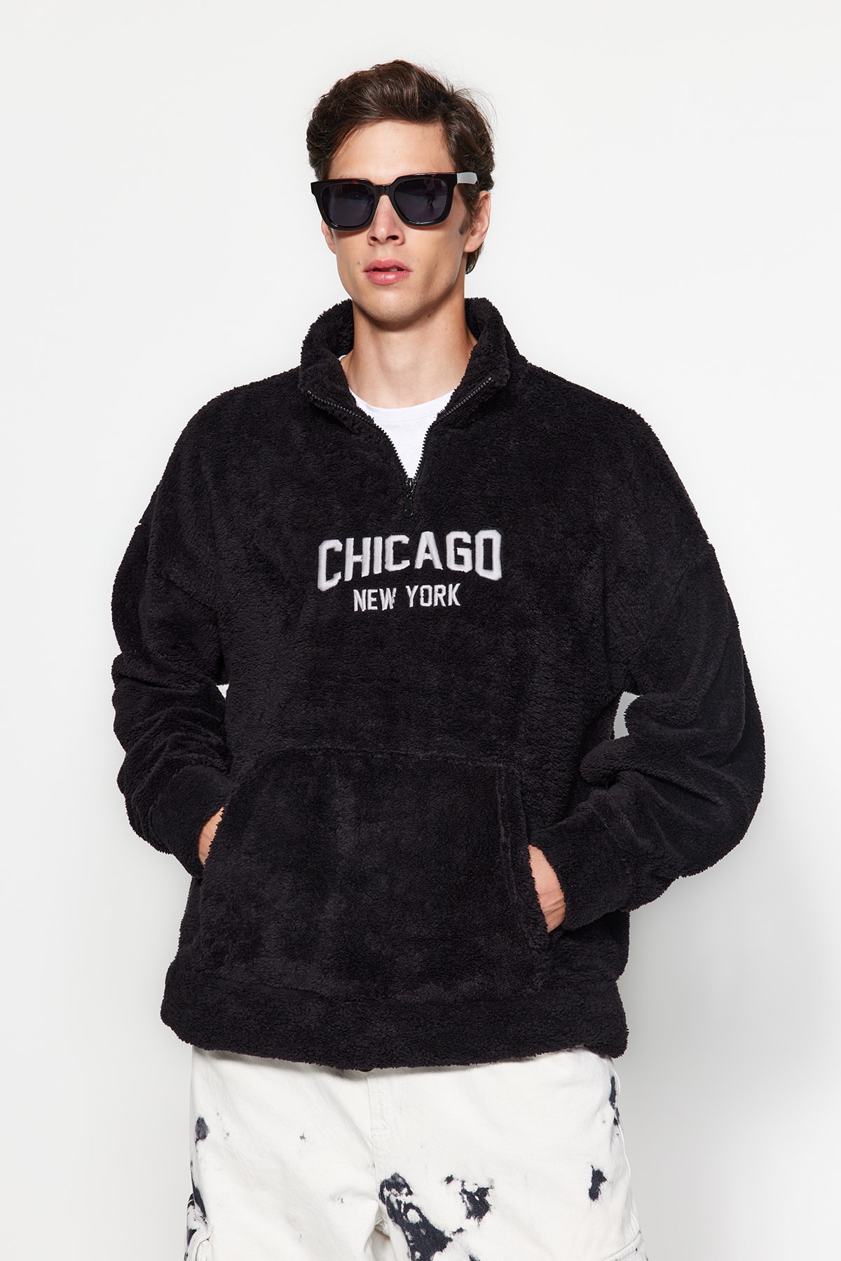 Levně Trendyol Black Oversize/Wide Cut Zippered City Embroidery Thick Fleece/Plush Sweatshirt