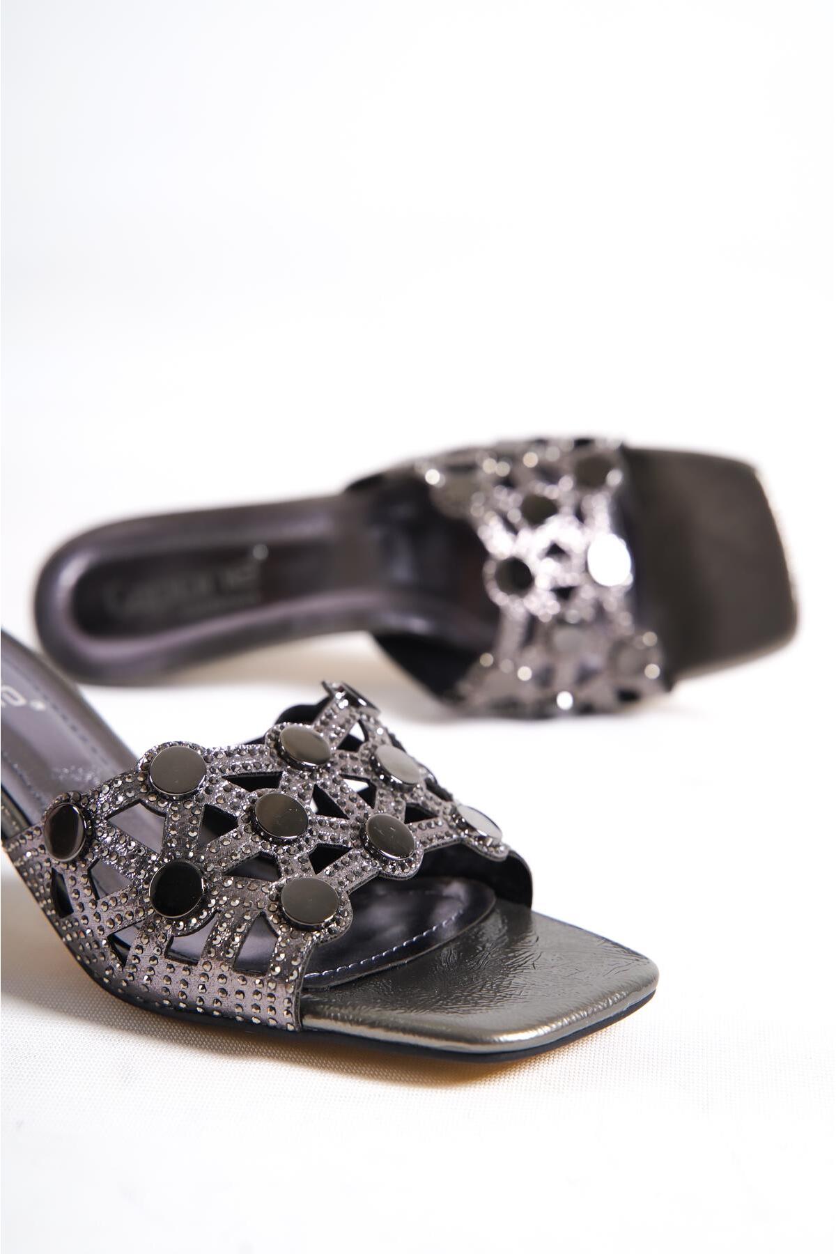 Levně Capone Outfitters Capone Flat Toe Women's Slippers with Hourglass Heels with Metal Accessories.