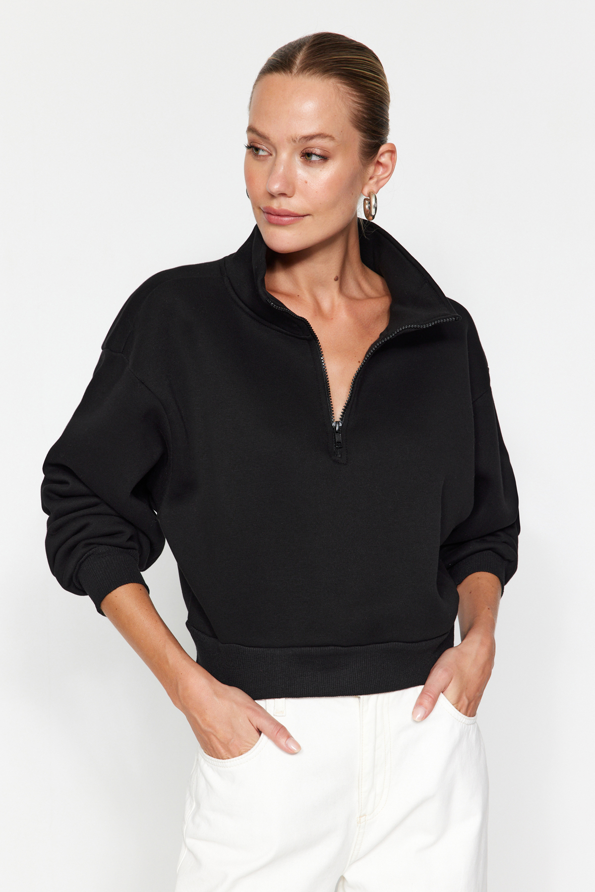 Levně Trendyol Black Relaxed-Cut Crop Basic Zipper Stand-Up Collar Thick Fleece Inner Knitted Sweatshirt