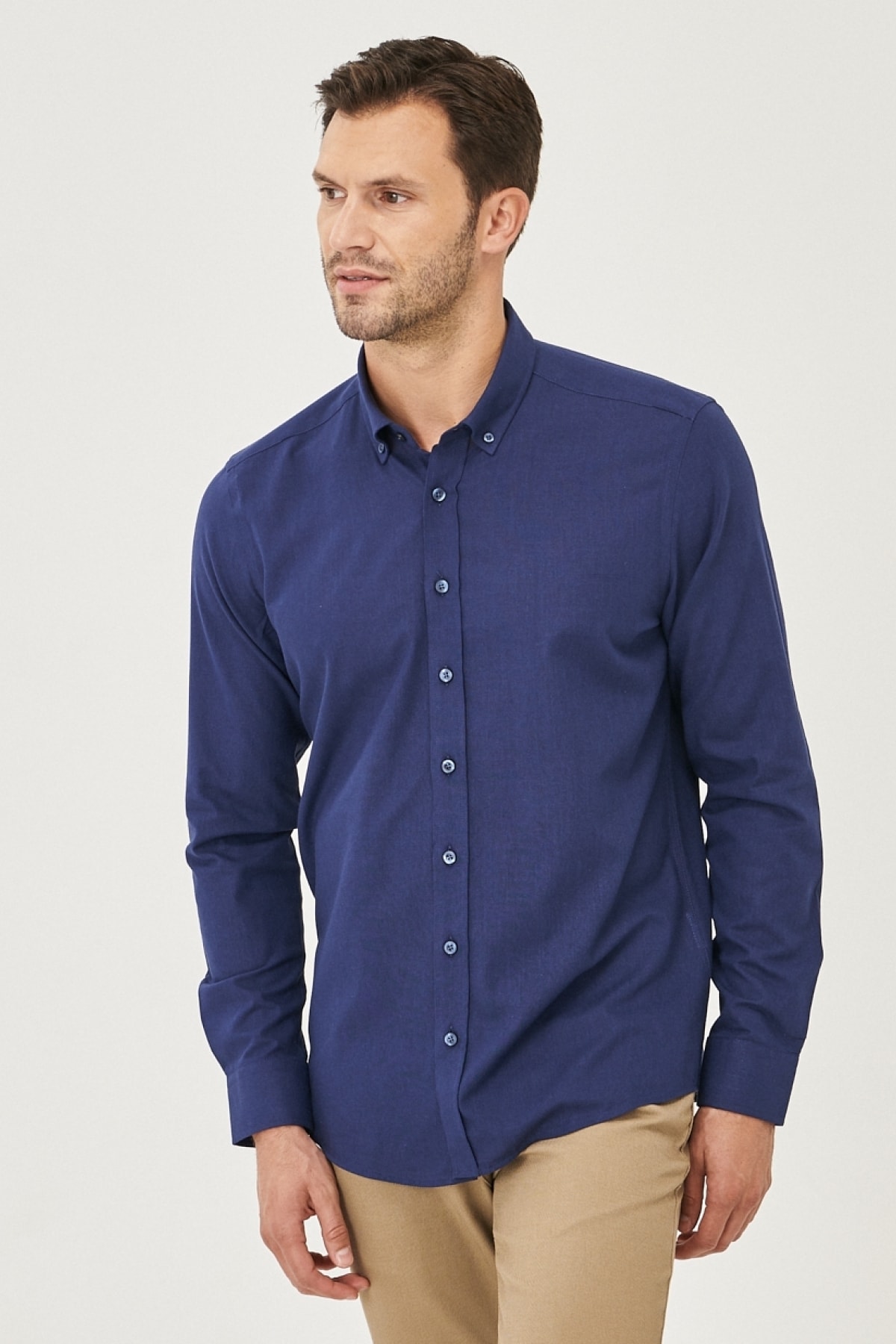 Levně AC&Co / Altınyıldız Classics Men's Navy Blue Tailored Slim Fit Buttoned Collar Linen Look 100% Cotton Flamed Shirt