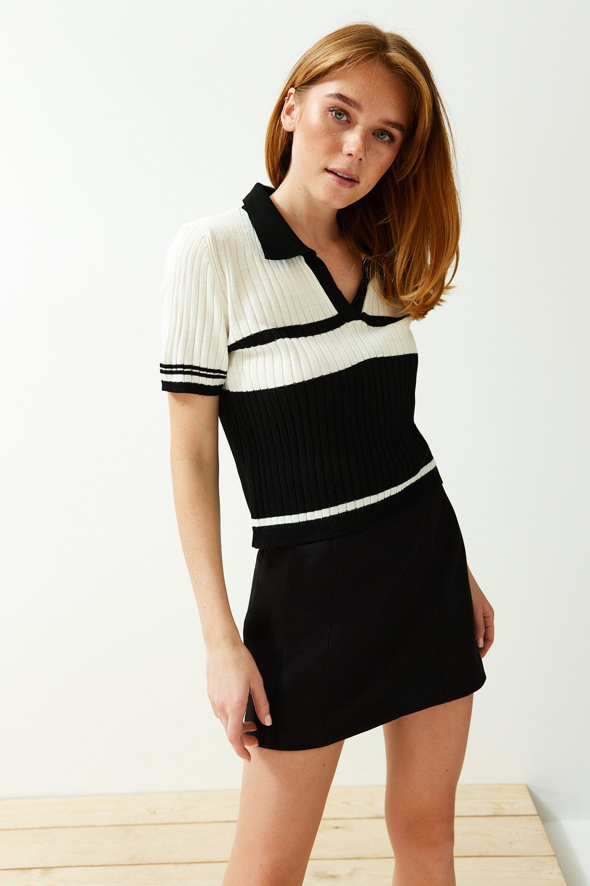Levně Trendyol Black Polo Collar Color Block Knitwear Sweater