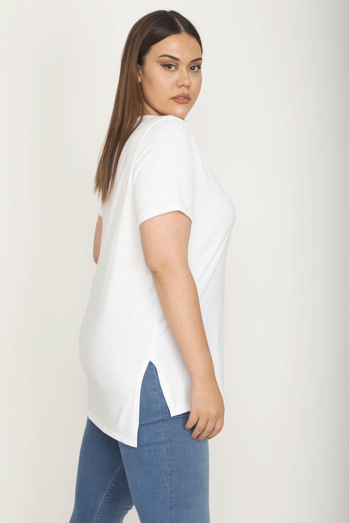 Levně Şans Women's Plus Size White Scalloped Long Back Blouse