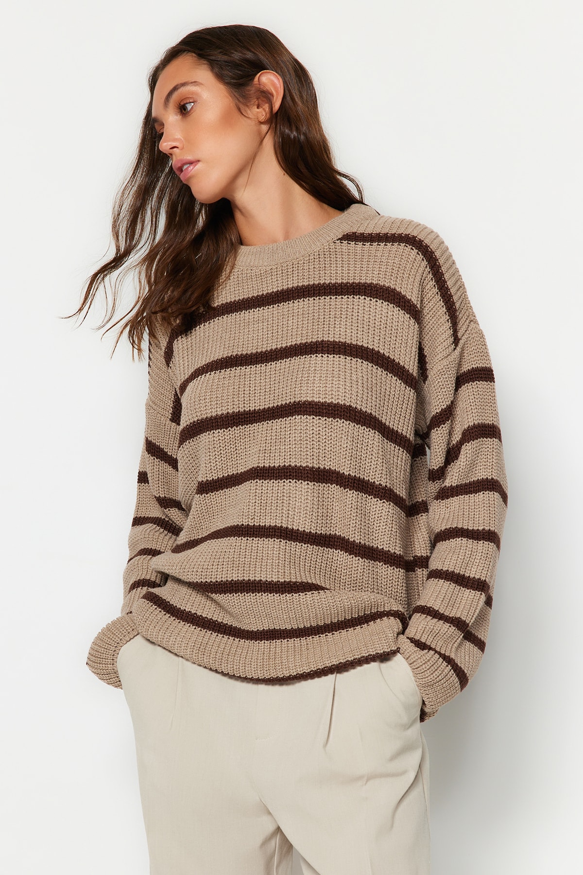 Levně Trendyol béžový pruhovaný pletený svetr se širokým vzorem