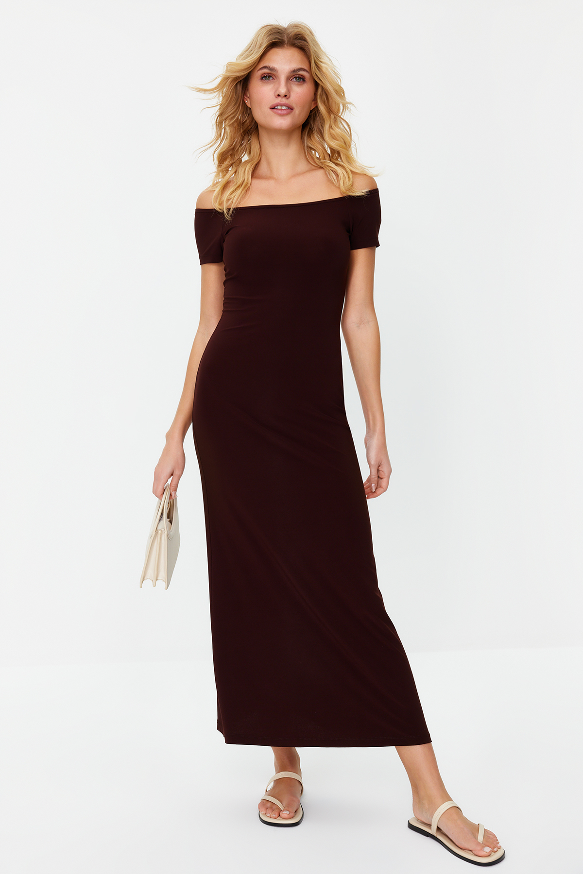Levně Trendyol Brown Carmen Collar Fitted/Slippery Knitted Maxi Dress