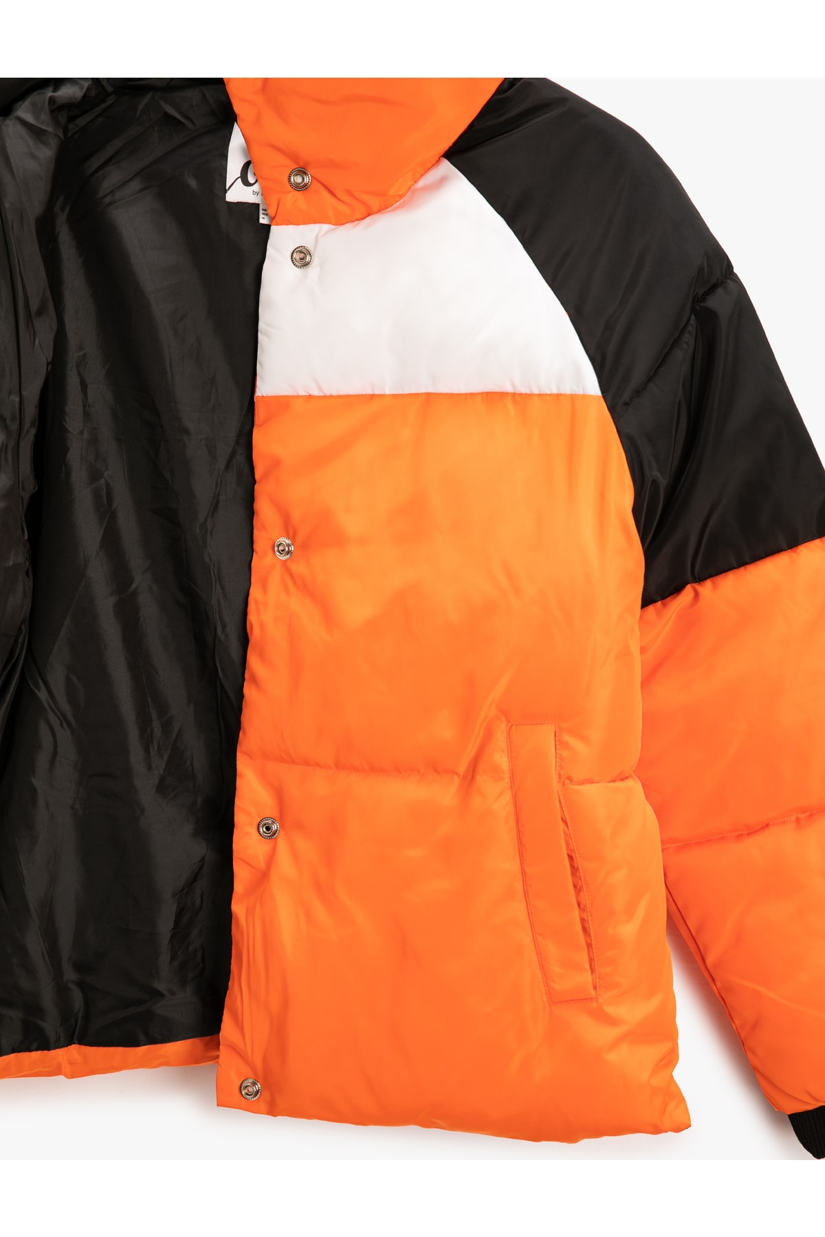 Palton scurt bufant, guler stand-up, buzunar detaliat și striat.