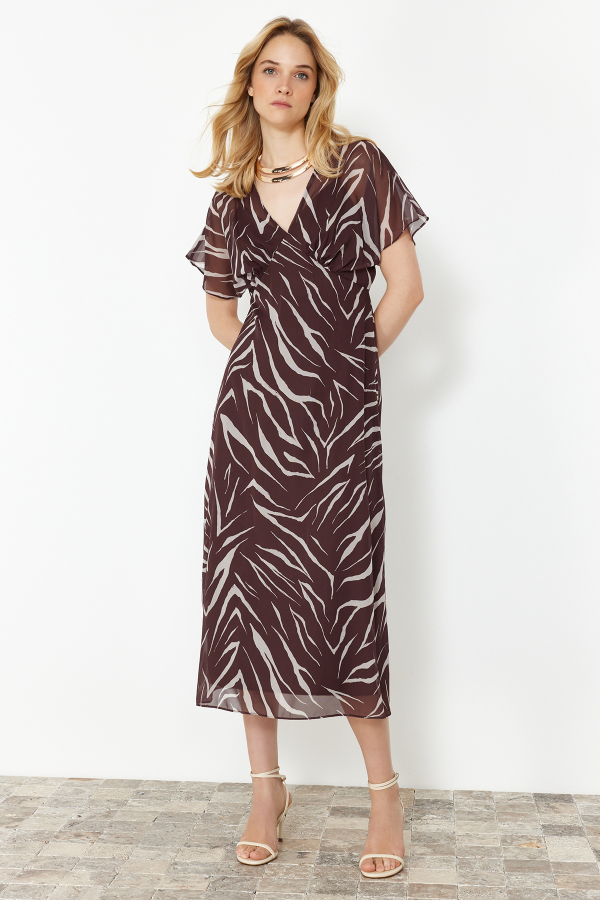 Levně Trendyol Dark Brown Abstract Patterned A-line Chiffon Maxi Woven Dress