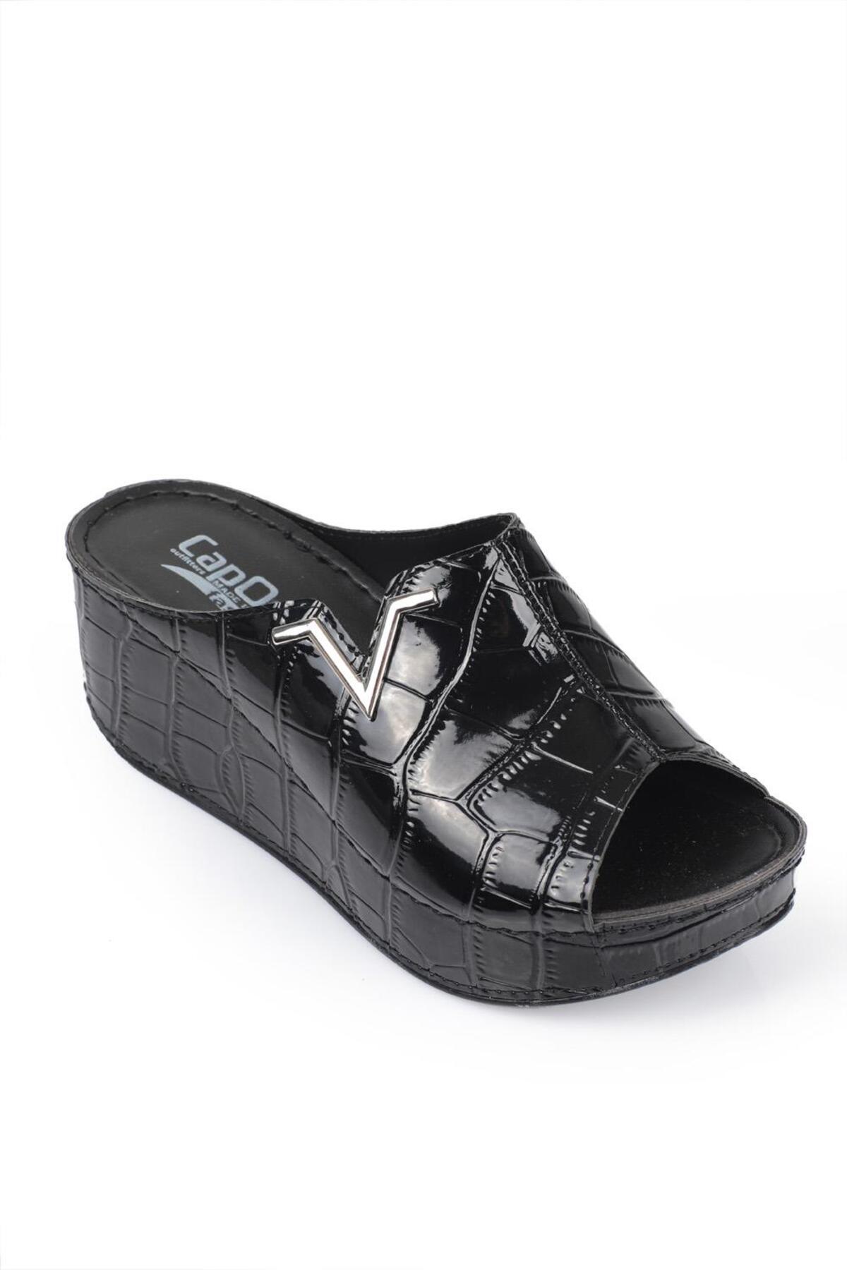 Levně Capone Outfitters Capone 6145 Womens Black Platform V Buckle Slippers