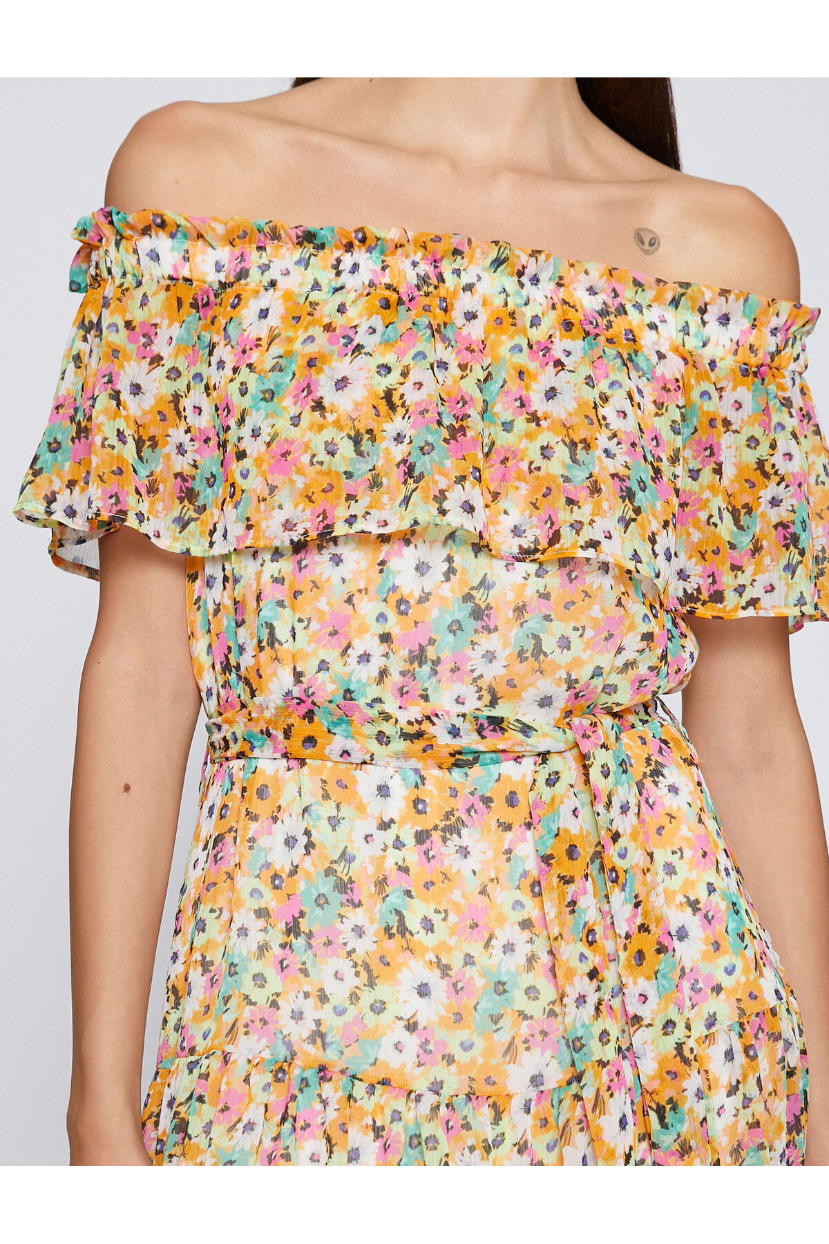 Rochie lunga cu flori Koton cu umerii deschisi