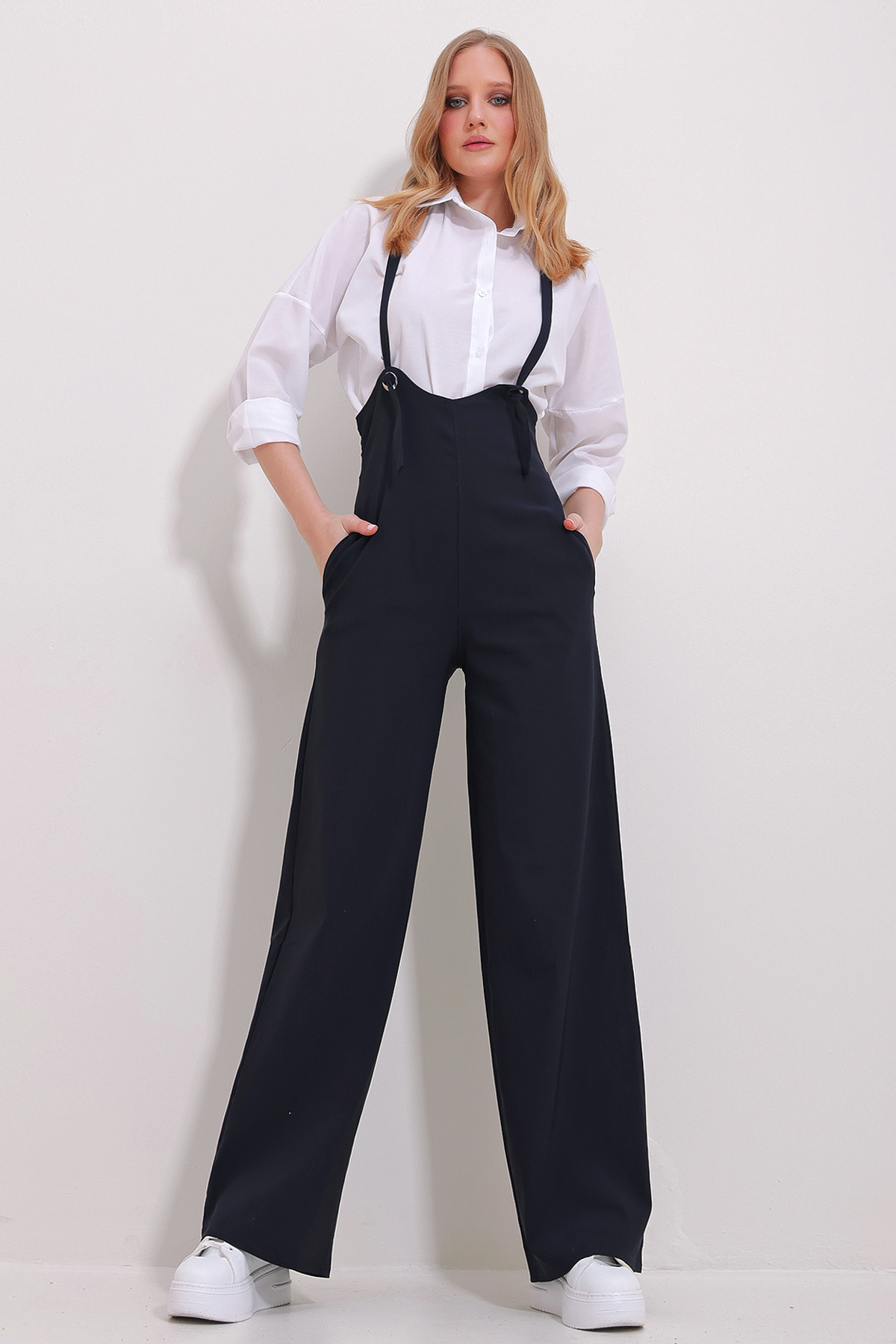 Levně Trend Alaçatı Stili Women's Navy Blue Double Pocket Strappy Lycra Overalls Jumpsuit