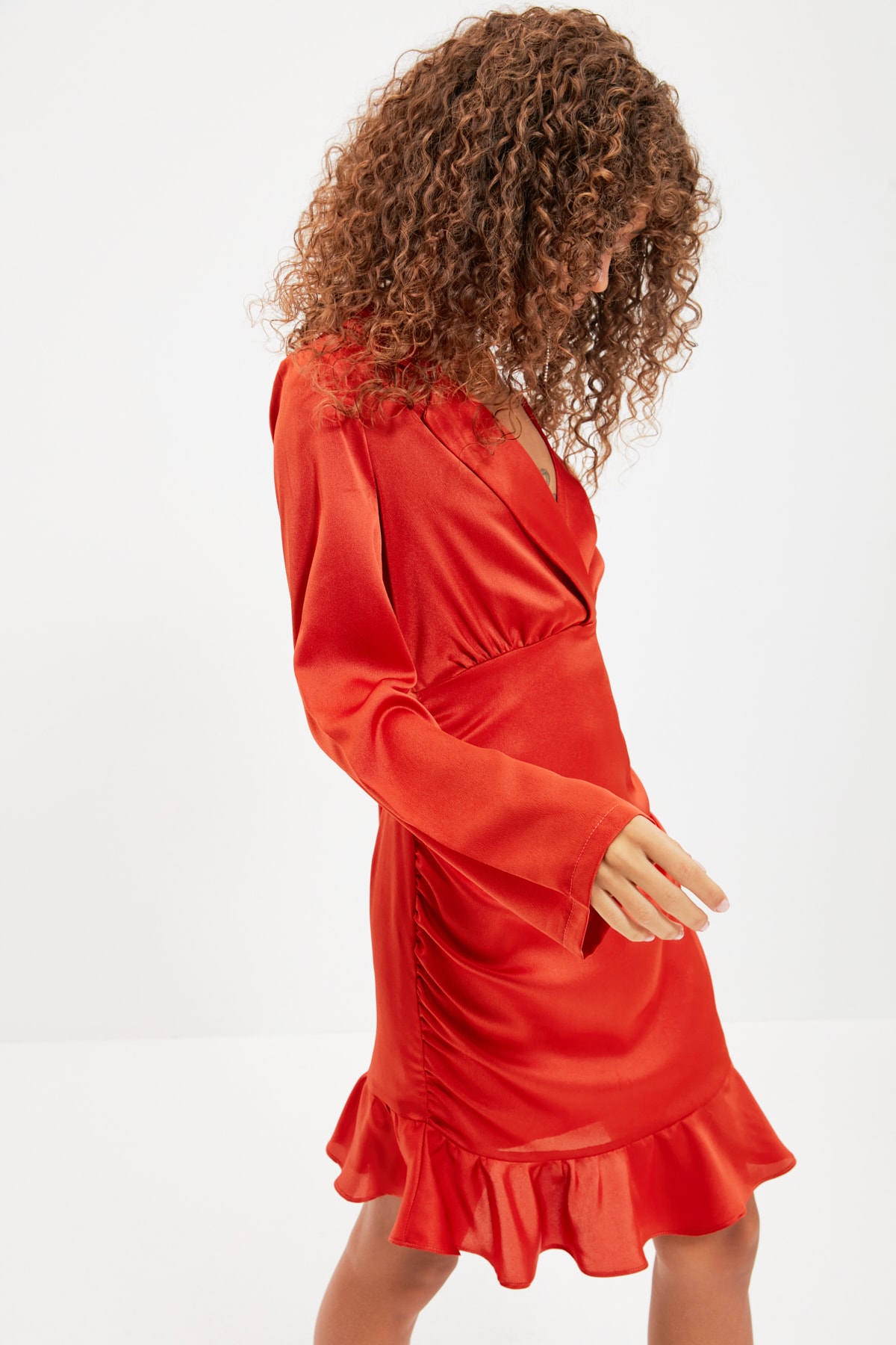 Trendyol Cinnamon Guler rochie detaliată