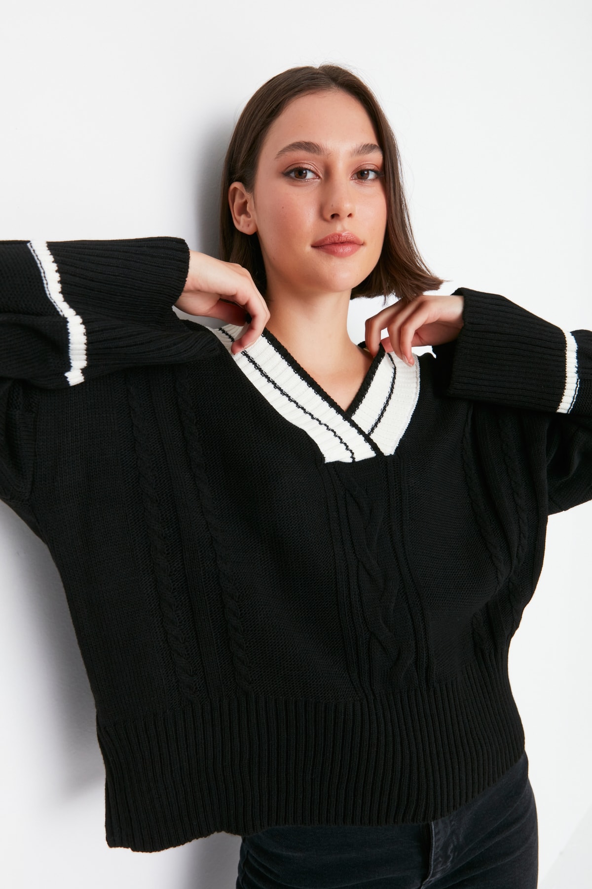Trendyol Black V-Neck Knitwear Sweater