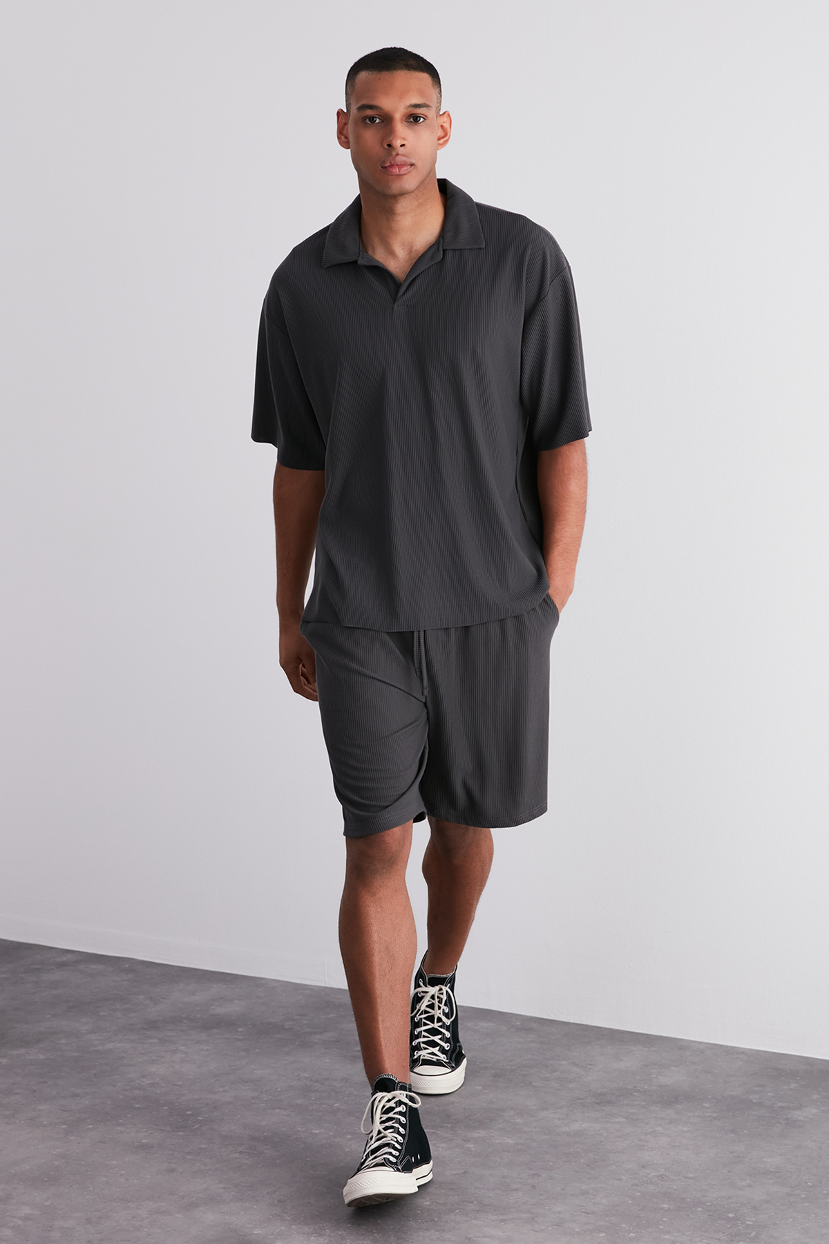 Trendyol Limited Edition Smoked Oversize/Wide Cut Textured Wrinkle-Resistant Ottoman Shorts