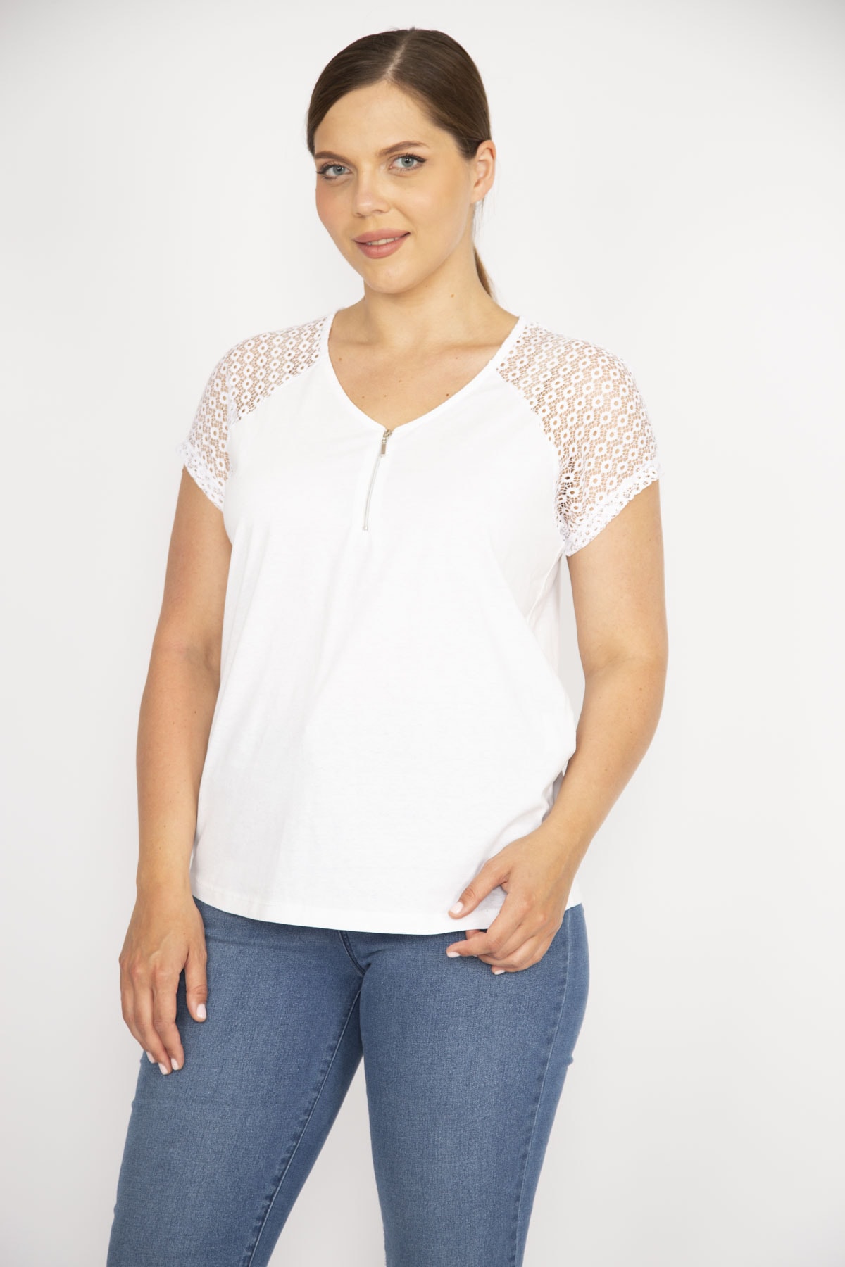 Levně Şans Women's White Plus Size Cotton Fabric Front Pat Zipper Sleeves Lace Blouse