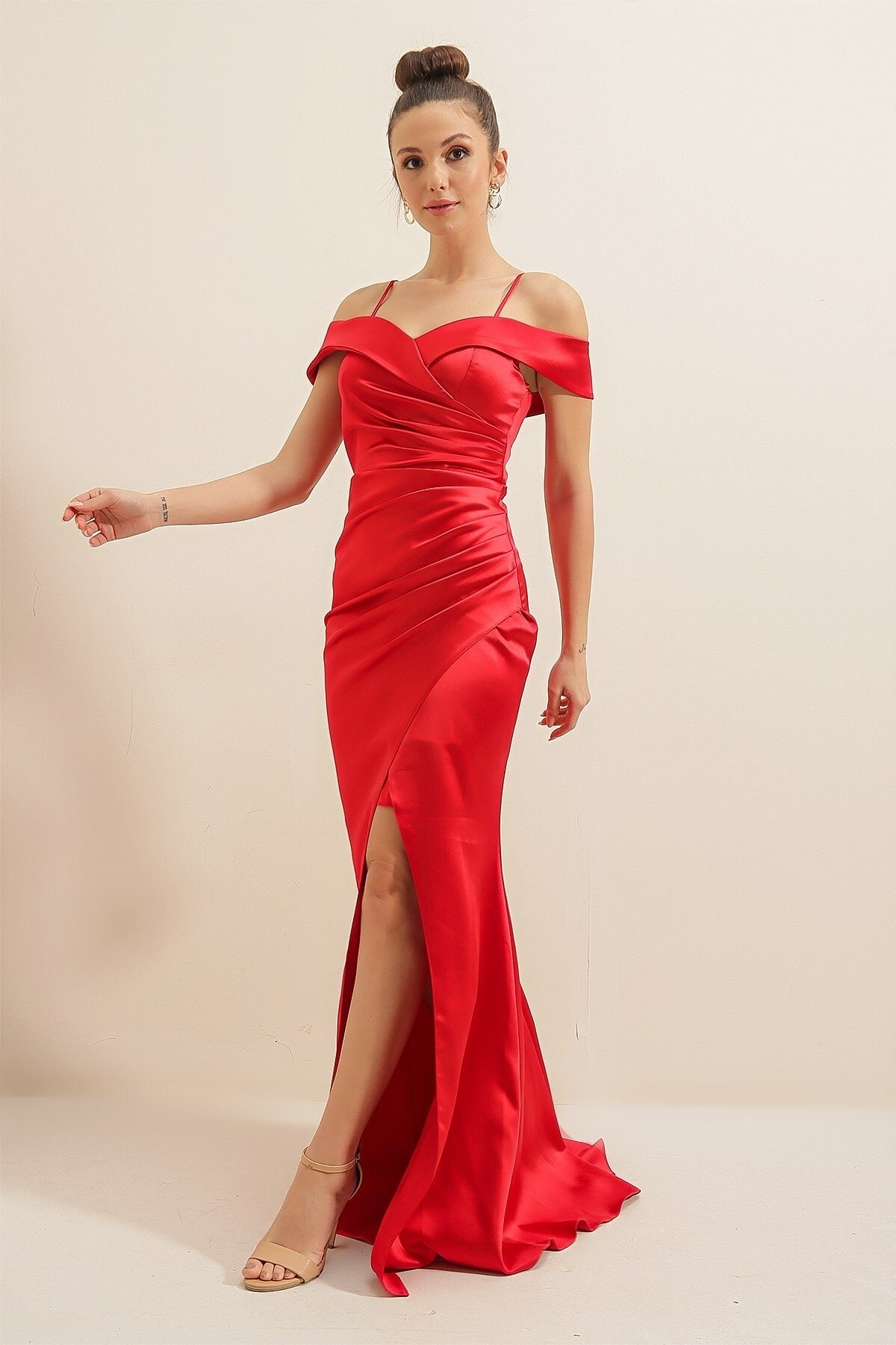 Levně By Saygı Sukně s úzkým výstřihem Plisovaná podšívka Satén Dlouhé šaty Červená