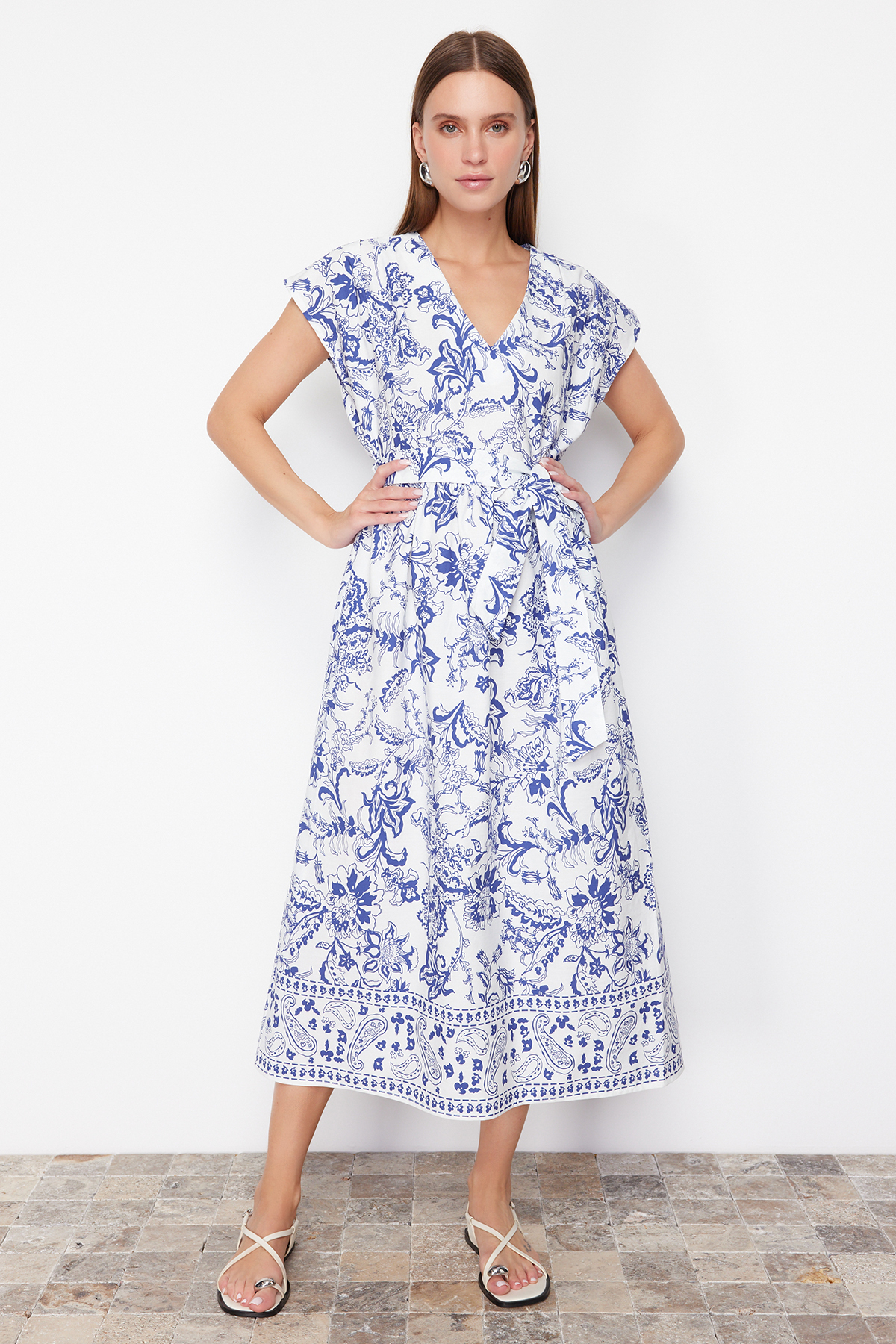Levně Trendyol Blue Floral Patterned Belted V-Neck Midi 100% Cotton Woven Dress