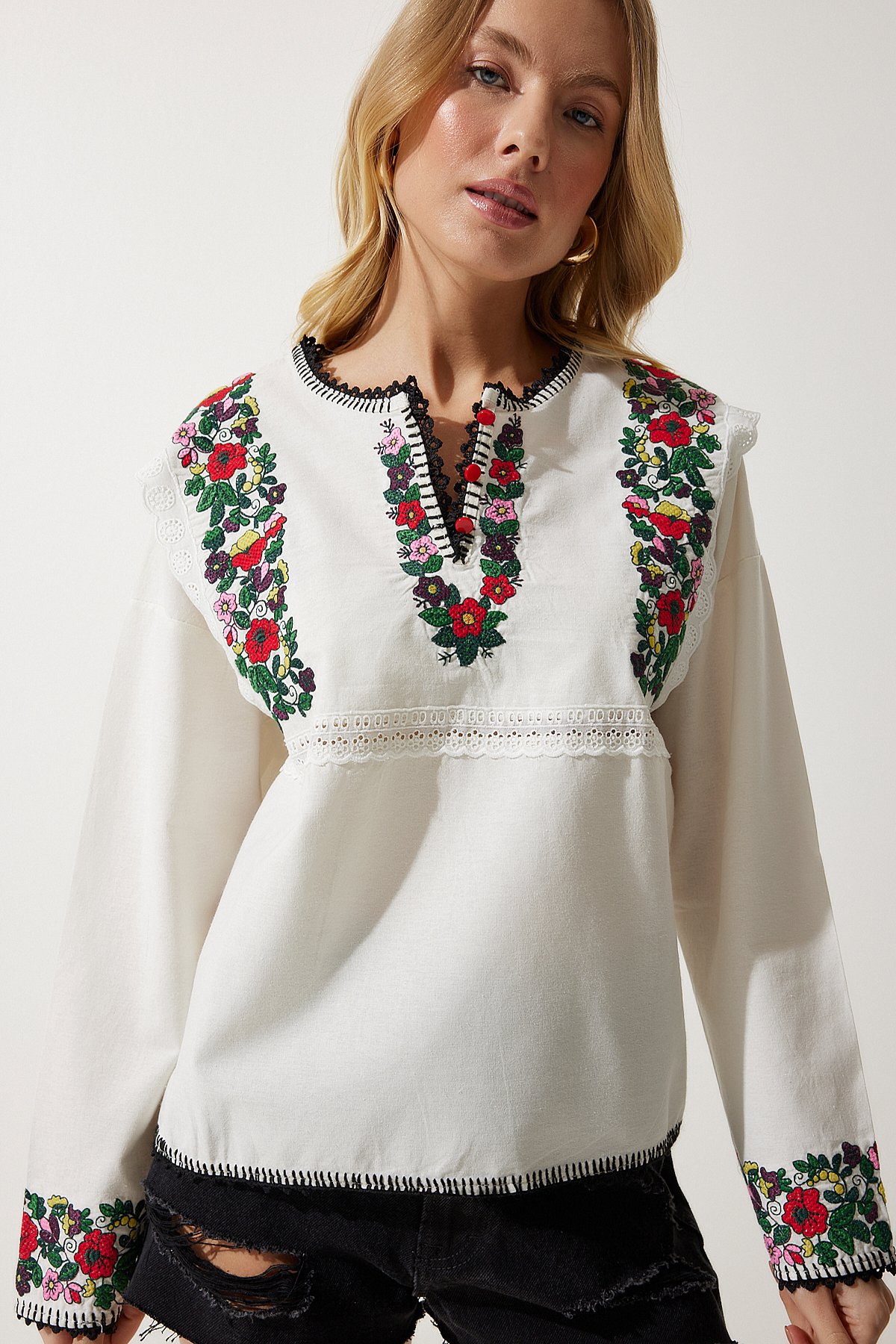 Happiness İstanbul Women's Cream Floral Embroidered Scalloped Linen Blouse