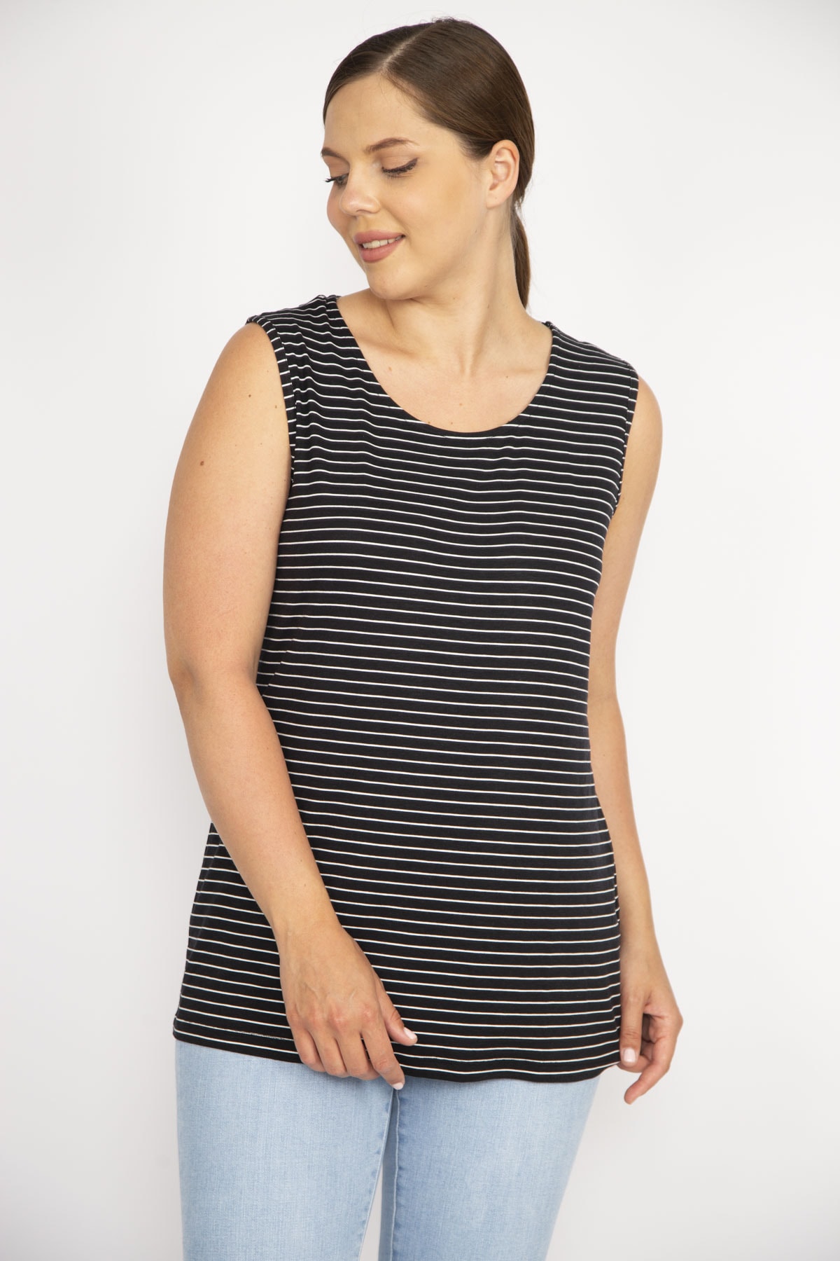 Levně Şans Women's Black Plus Size Sleeveless Striped Lycra Viscose Blouse