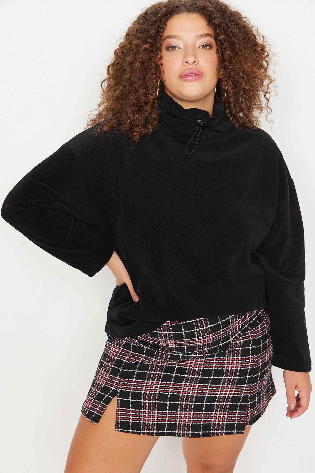 Levně Trendyol Curve Black Stand Collar Fleece Knitted Sweatshirt with Stopper