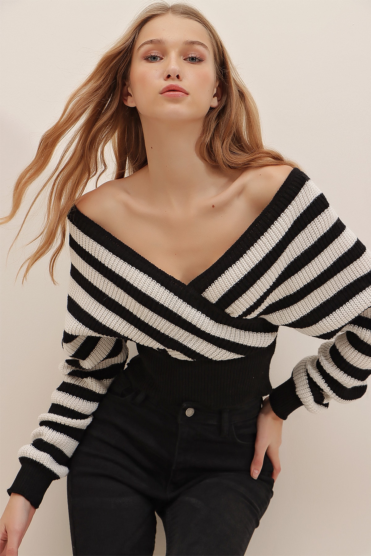 Levně Trend Alaçatı Stili Women's Black Front Back And Double Breasted Crop Striped Knitwear Sweater