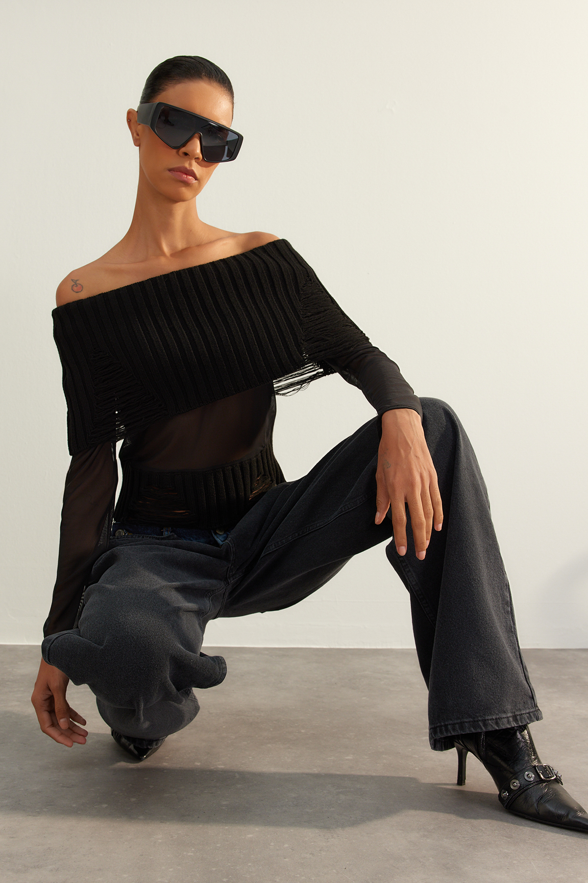Levně Trendyol Limitovaná edice černého čirého pleteného svetru Carmen s límcem