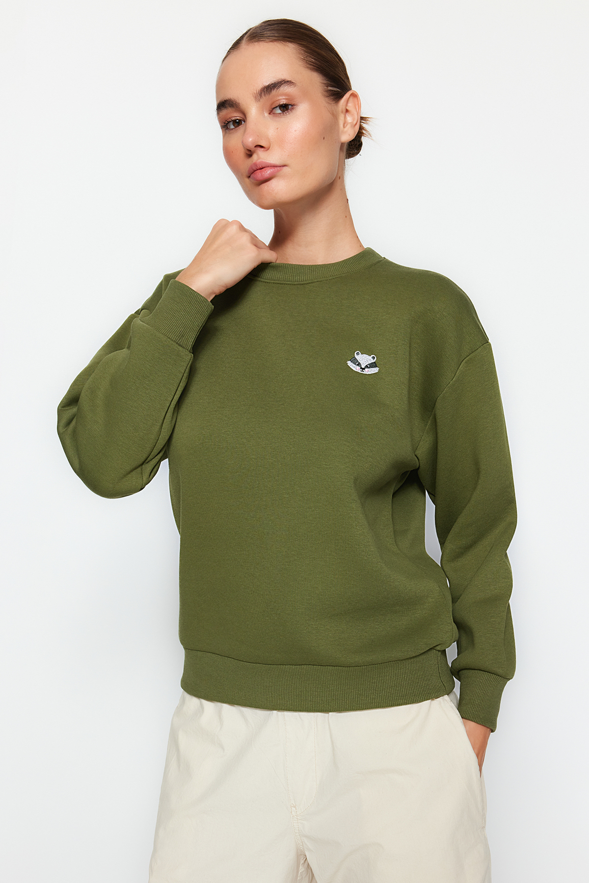 Levně Trendyol Khaki Animal Embroidered Regular/Normal Fit Fleece Inner Knitted Sweatshirt