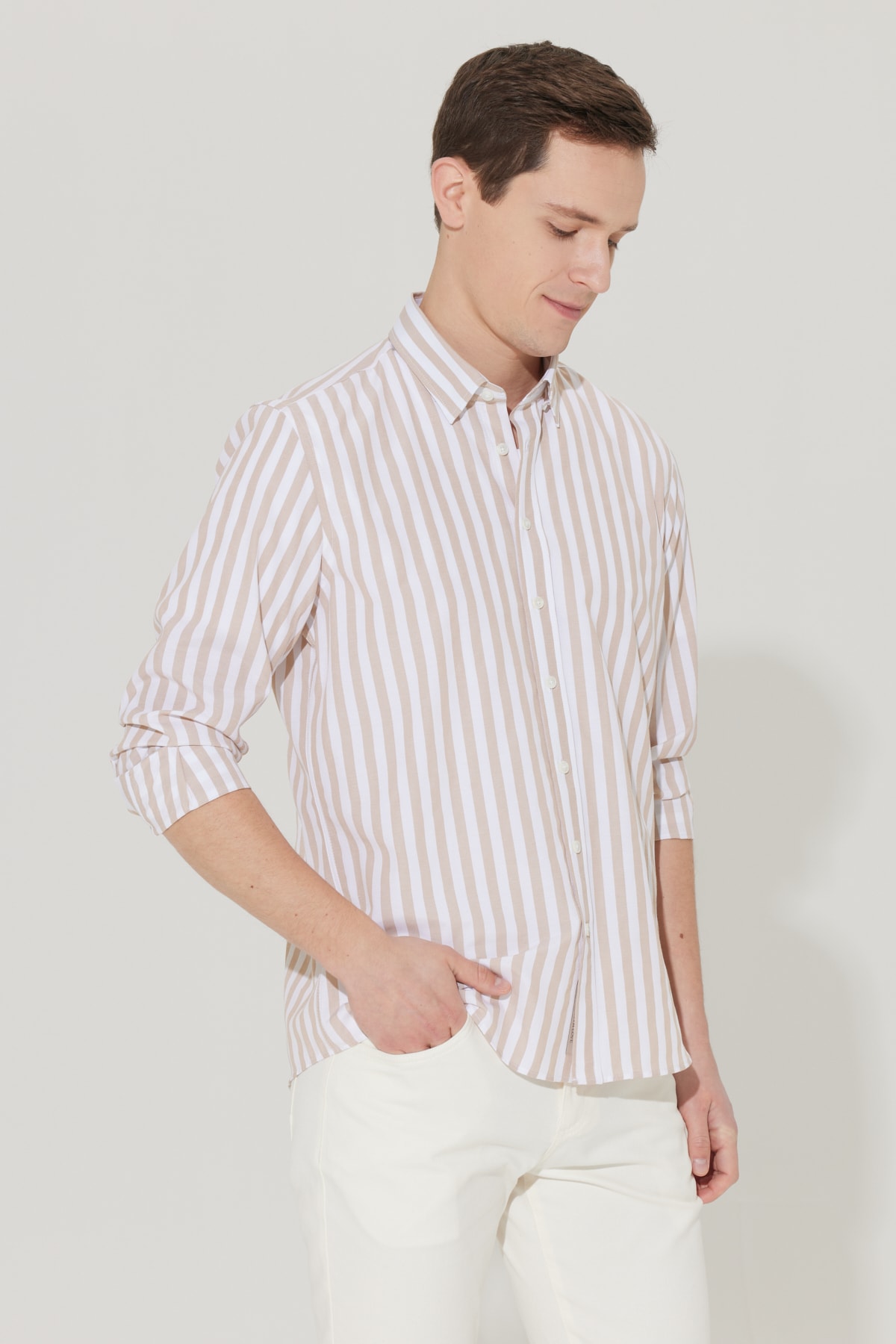 Levně AC&Co / Altınyıldız Classics Men's Beige-white Slim Fit Slim Fit Shirt with Hidden Buttons Collar Cotton Shirt