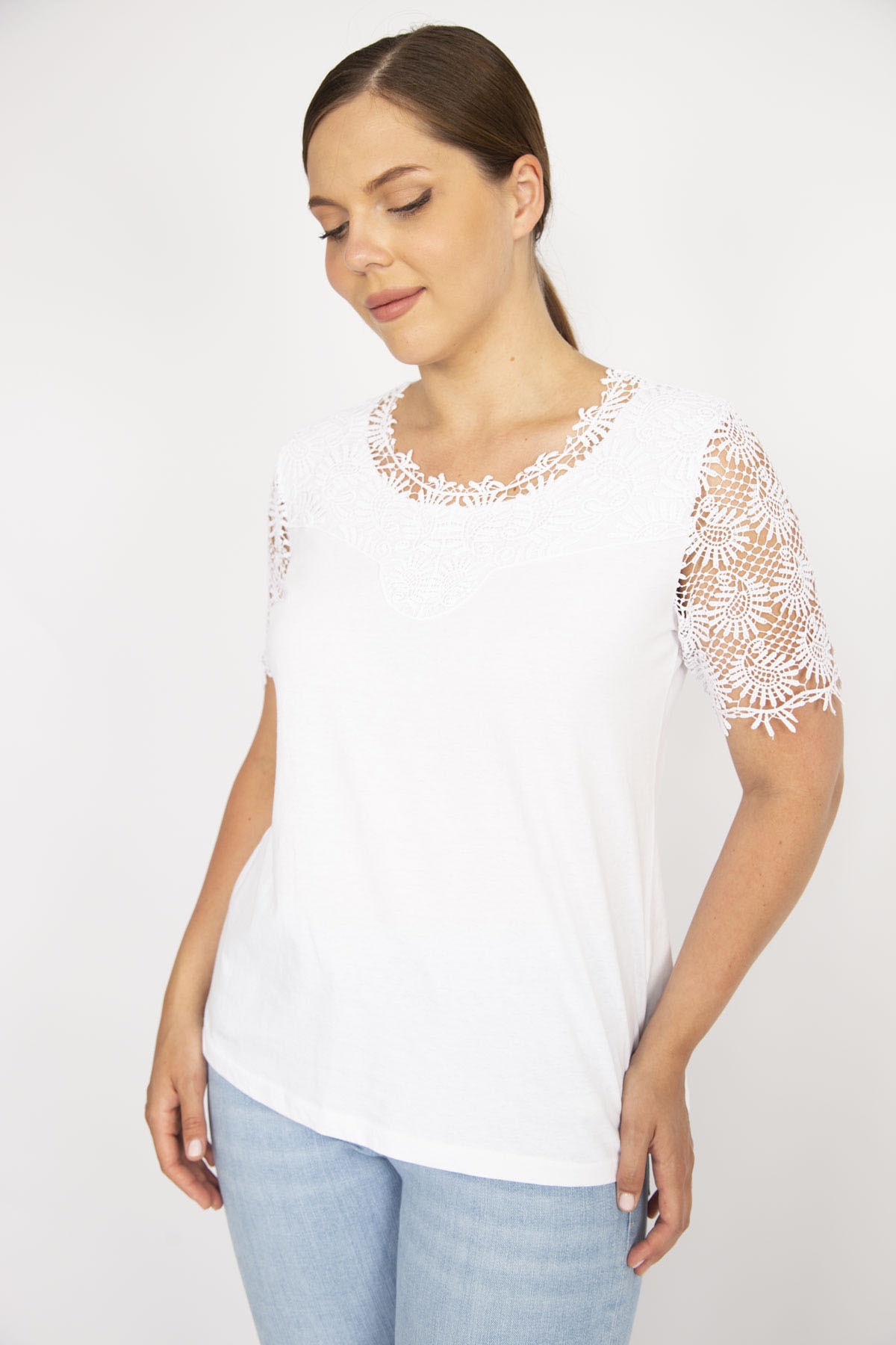 Levně Şans Women's Bone Plus Size Cotton Fabric Lace Detail Blouse