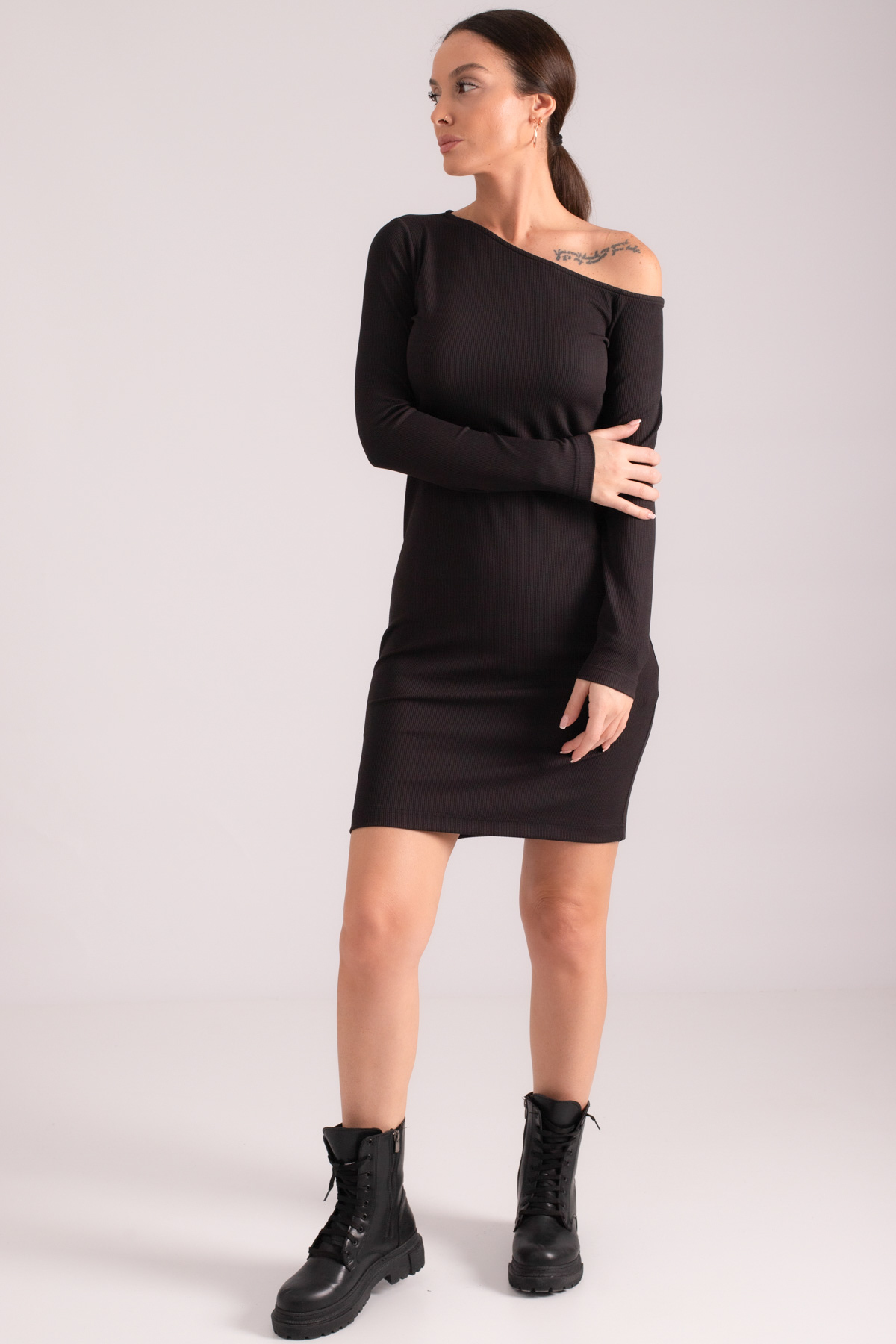 Levně armonika Women's Black Fitted Asymmetric Collar Open Shoulder Mini Dress