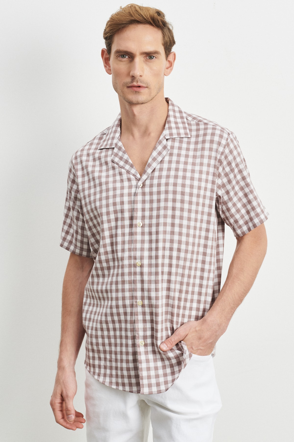 AC&Co / Altınyıldız Classics Men's White-beige Comfort Fit Comfy Cut Monocollar Checked Short Sleeved Casual Shirt.